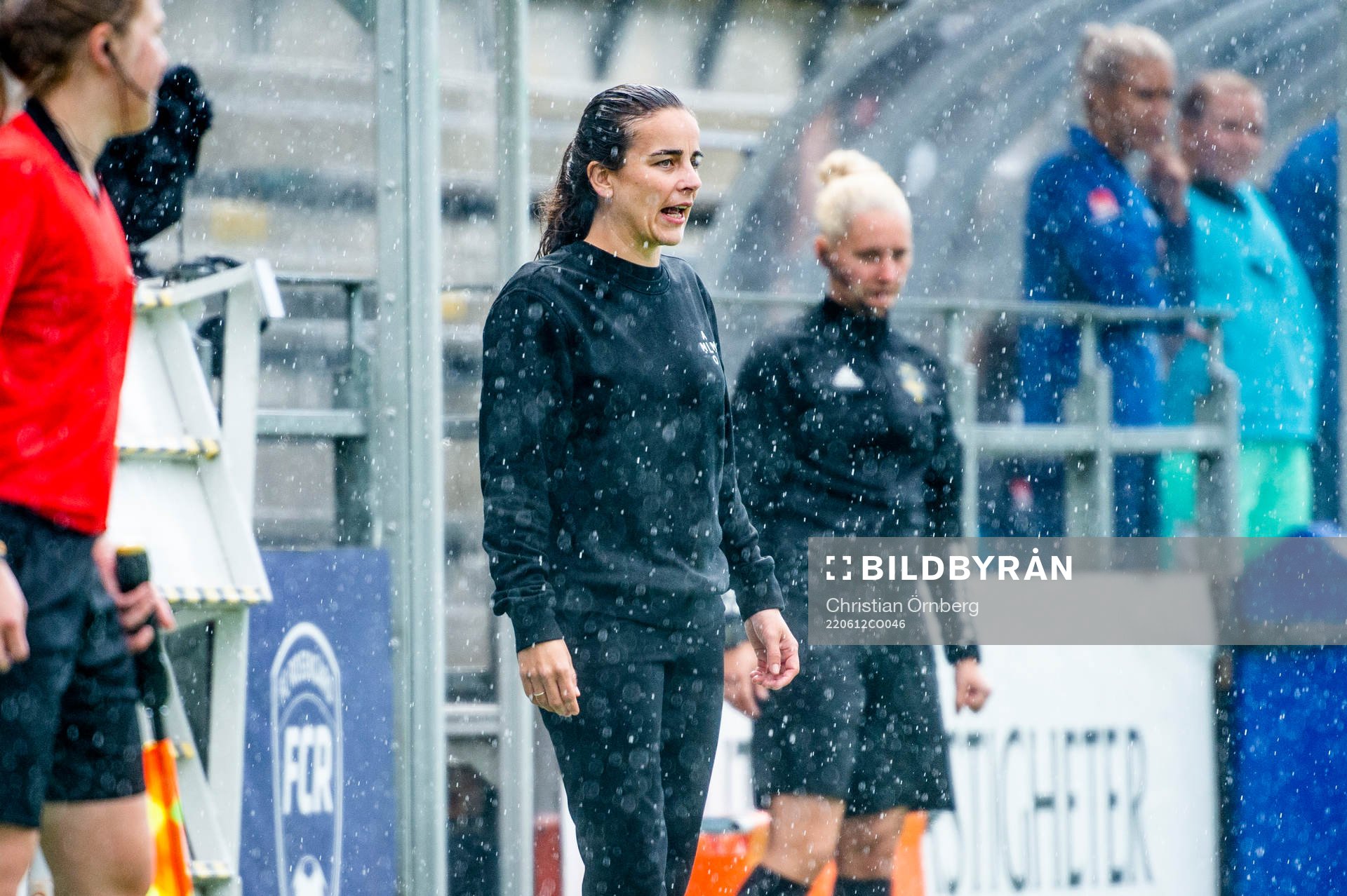 Rosengårds tränare Renee Slegers i regnet