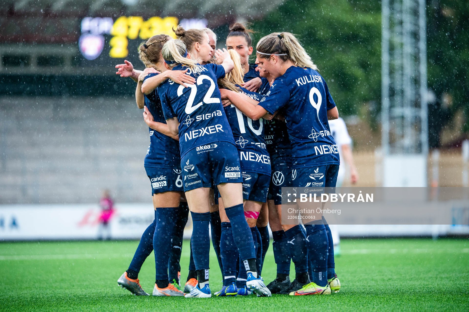 Rosengårds Sofie Bruun Bredgaard jublar med lagkamraterna