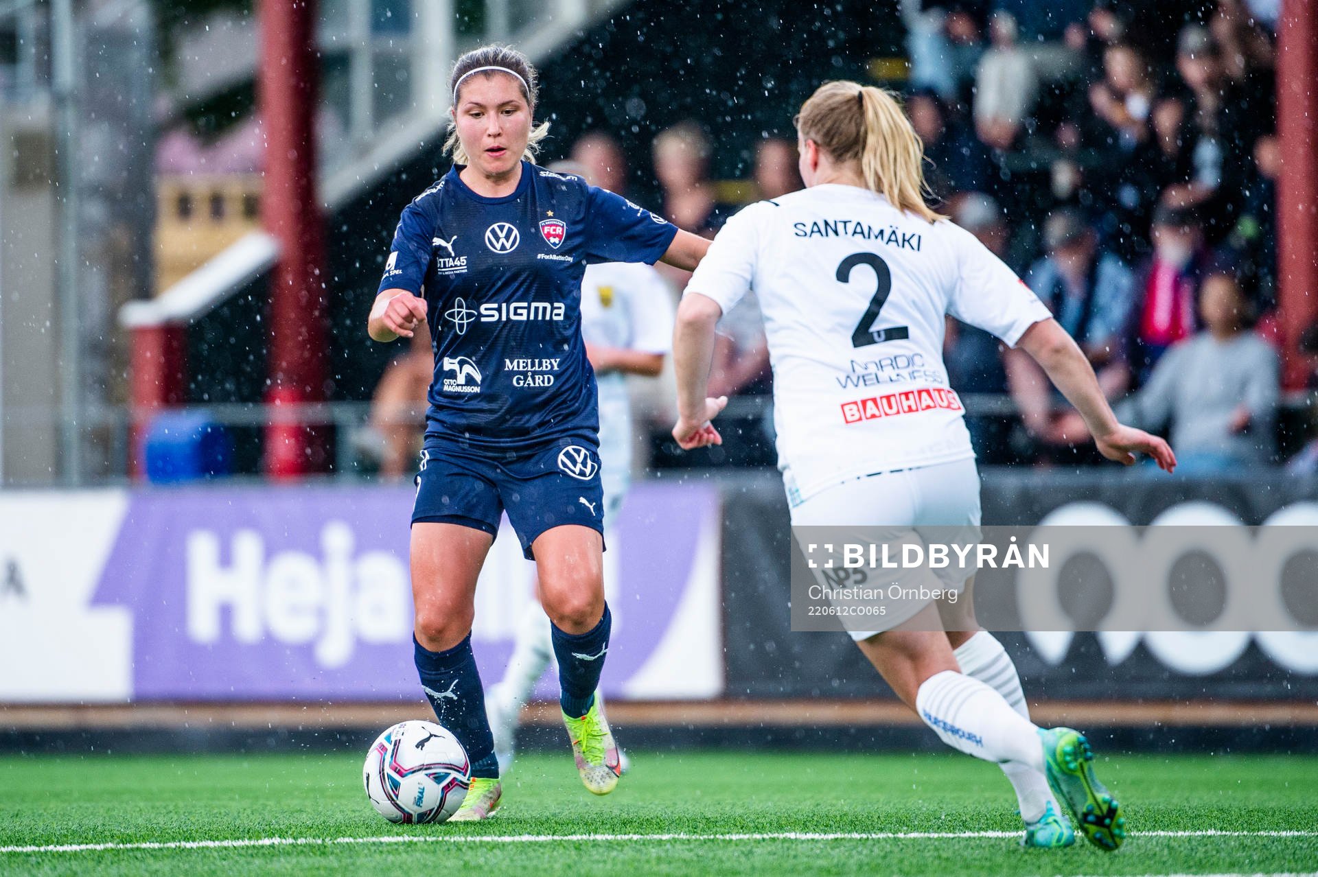 Rosengårds Loreta Kullashi mot Umeås Emma Santamäki under fotbollsmatchen i Damallsvenskan mellan FC Rosengård och Umeå den 12 juni 2022 i Malmö.