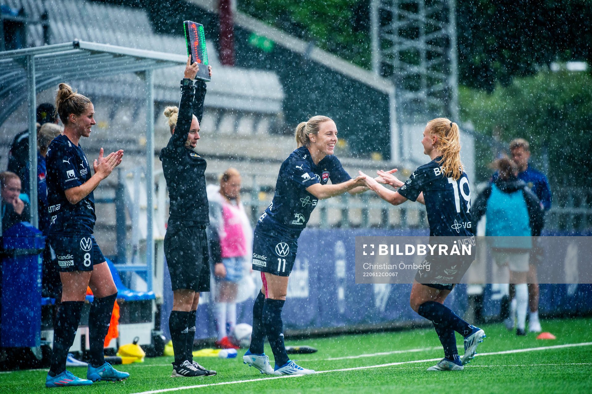 Rosengårds Mimmi Larsson byt< in och ut går Sofie Bruun