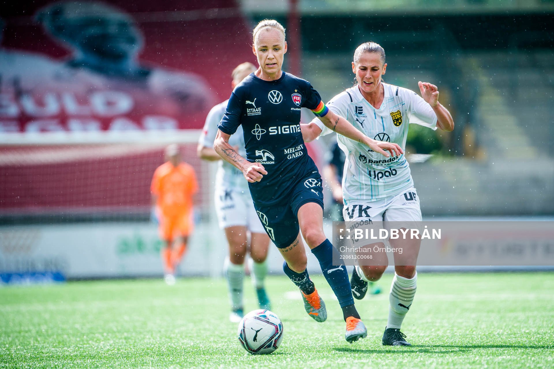 Rosengårds Caroline Seger mot Umeås Olivia Holm under fotbollsmatchen i Damallsvenskan mellan FC Rosengård och Umeå den 12 juni 2022 i Malmö.