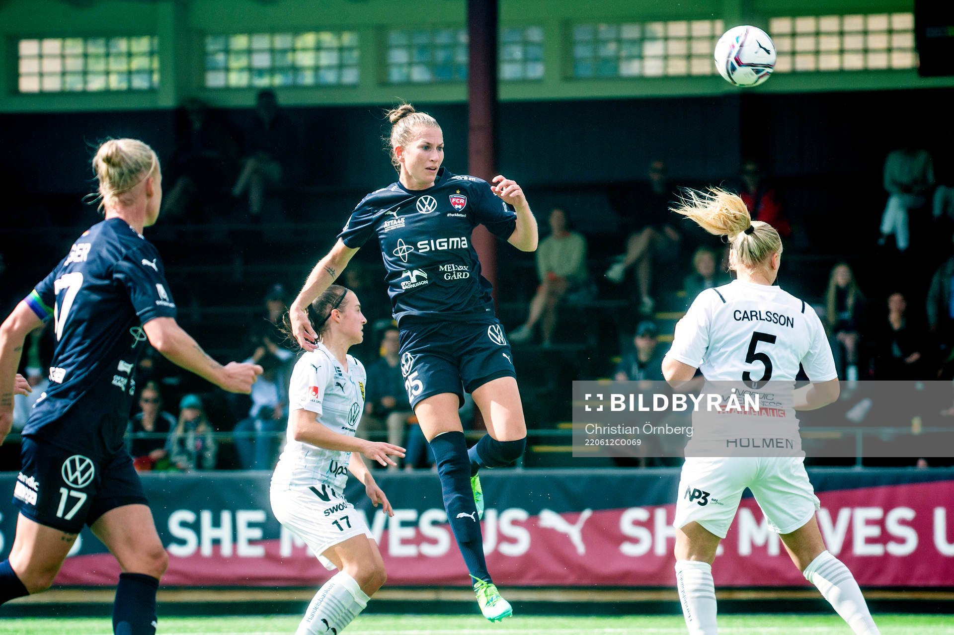 Rosengårds Emma Berglund mot Umeås Wilma Carlsson under fotbollsmatchen i Damallsvenskan mellan FC Rosengård och Umeå den 12 juni 2022 i Malmö. 