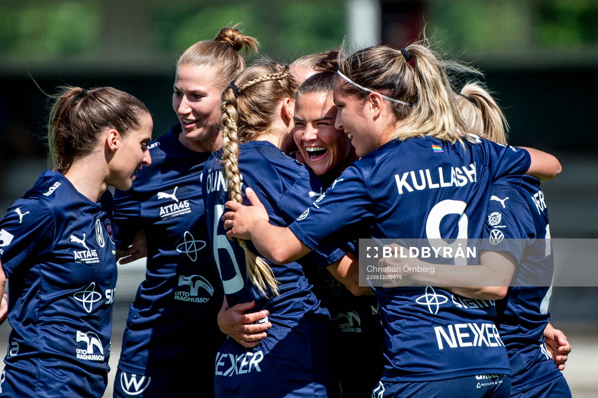 Rosengårds Katrine Veje jublar med lagkamraterna
