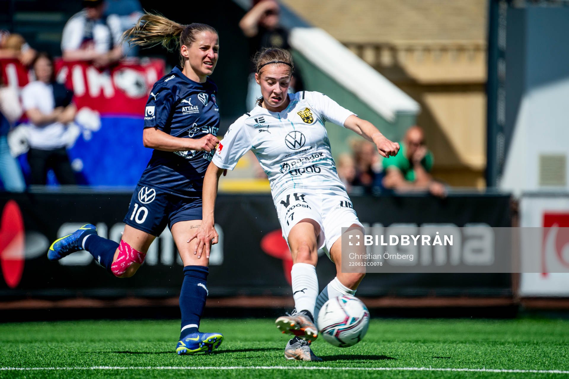 Umeås Vilma Koivisto mot Rosengårds Jelena Cankovic under fotbollsmatchen i Damallsvenskan mellan FC Rosengård och Umeå den 12 juni 2022 i Malmö.