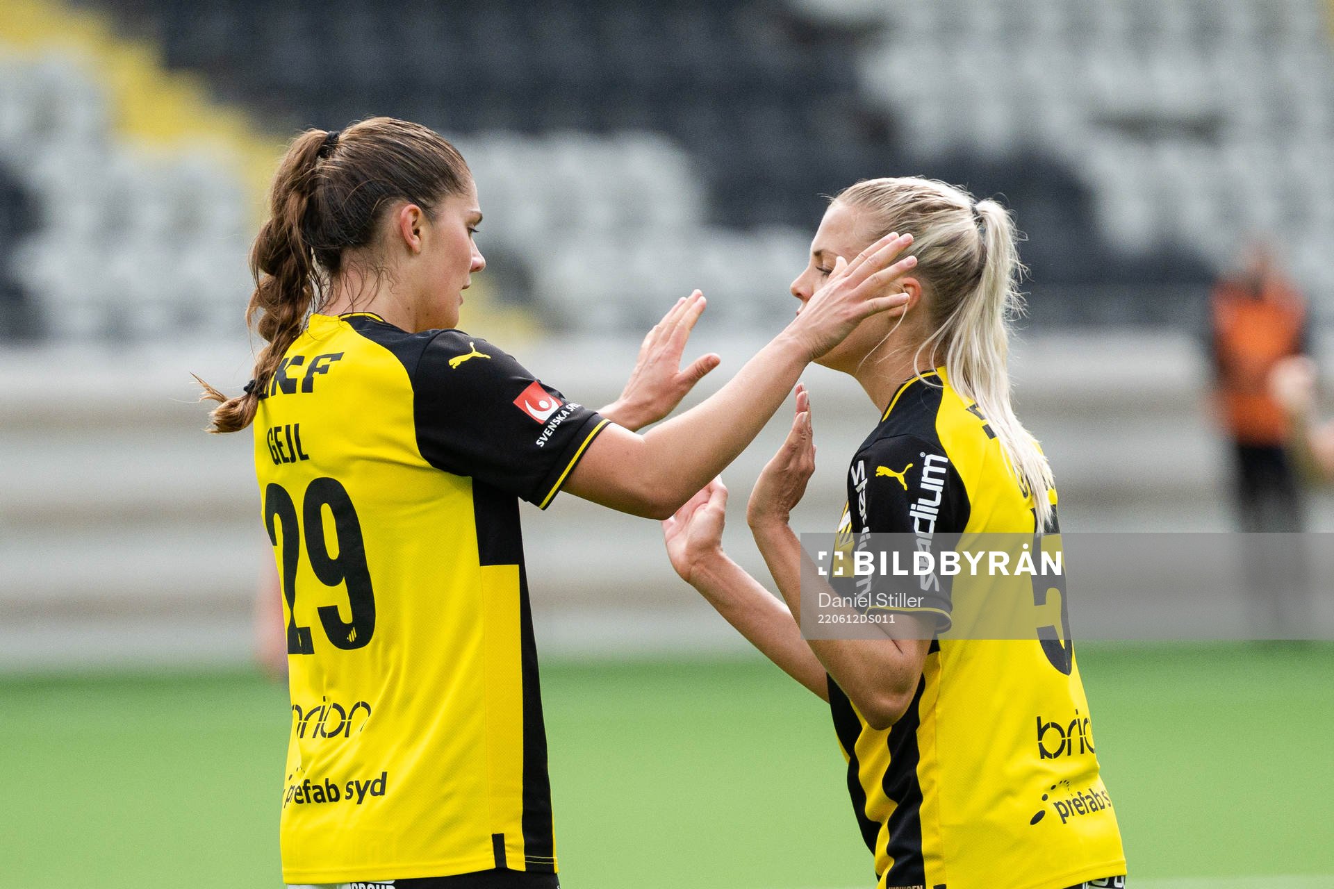 Häckens Mille Gejl Jensen och Lotta Ökvist jublar