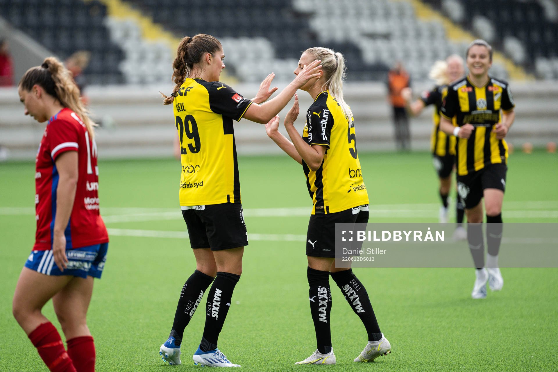 Häckens Mille Gejl Jensen och Lotta Ökvist jublar