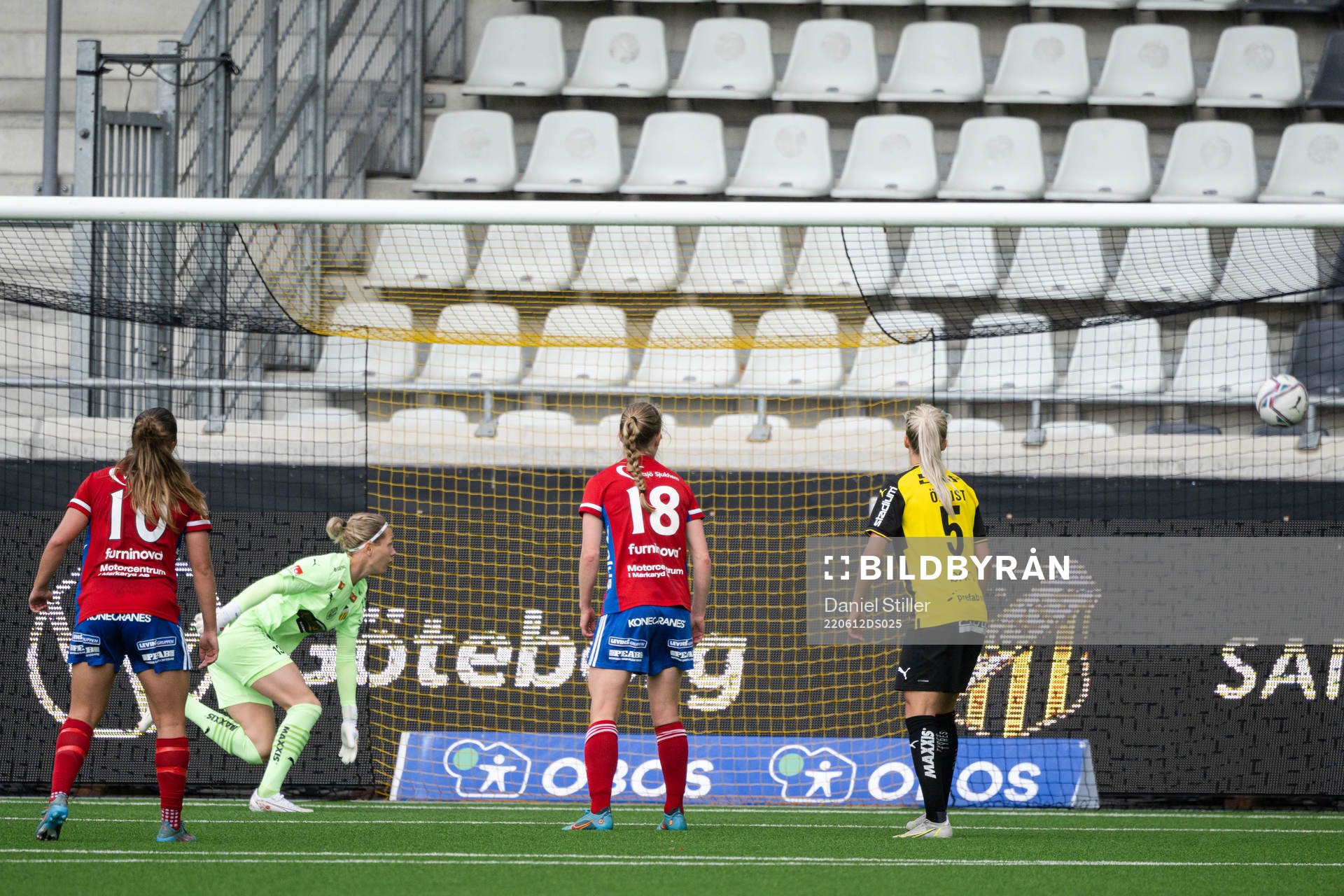 Vittsjös Jutta Rantala, ej i bild, gör 1-2 bakom Häckens