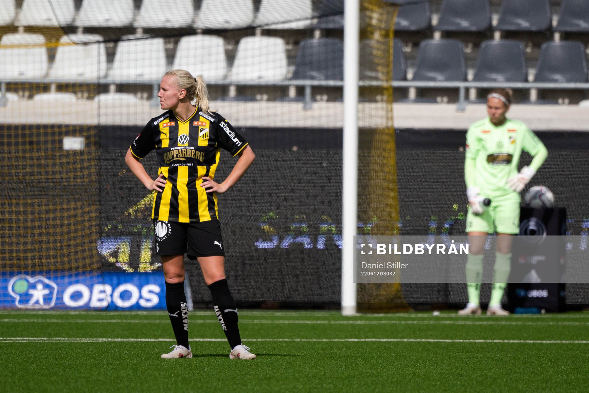 Häckens Josefine Rybrink och målvakt Jennifer Falk deppar