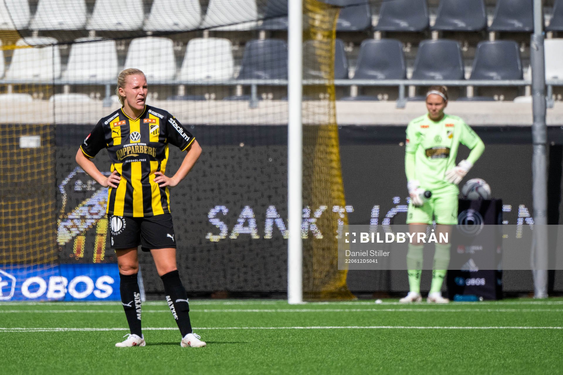 Häckens Josefine Rybrink och målvakt Jennifer Falk deppar