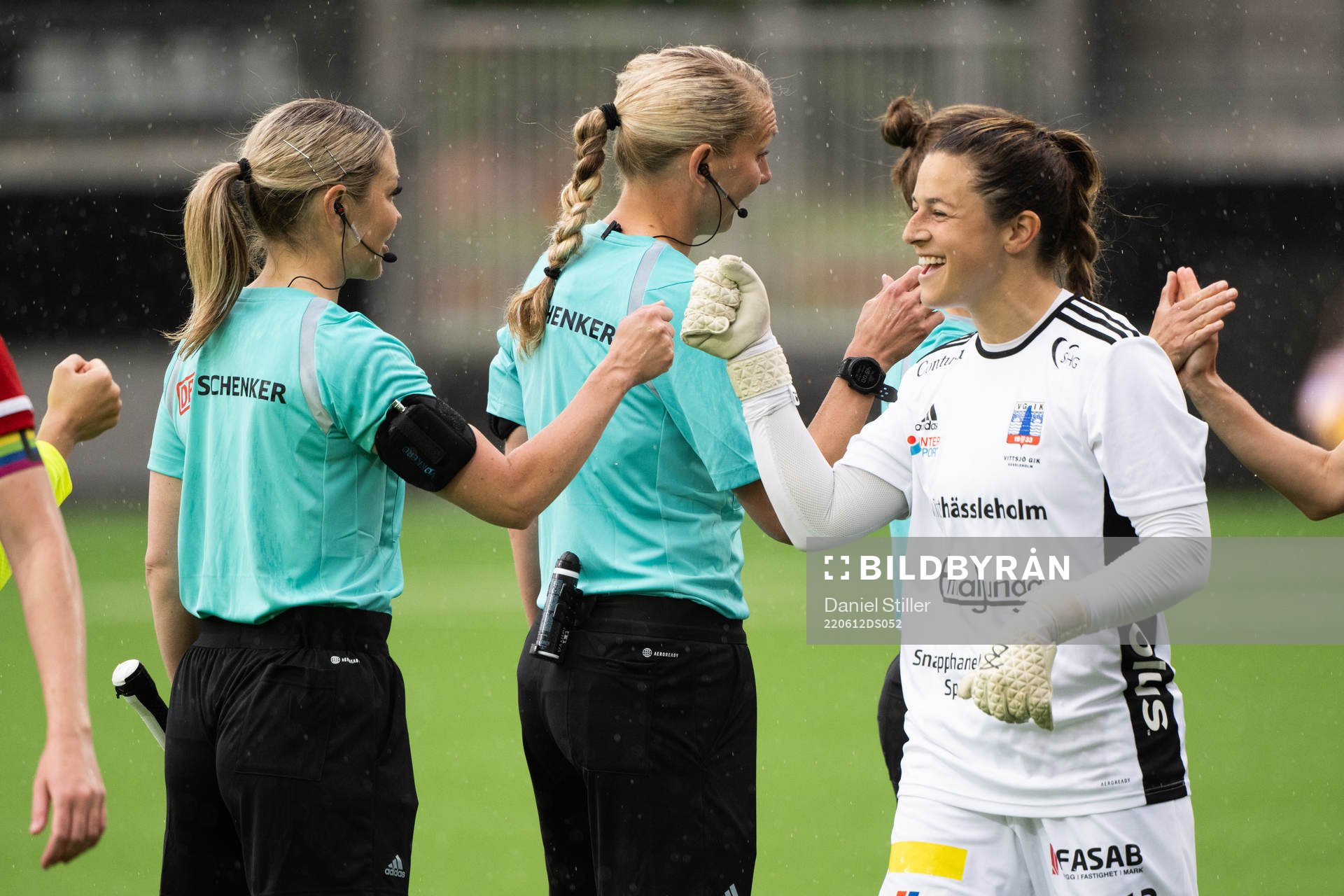Domarna hälsar på spelarna