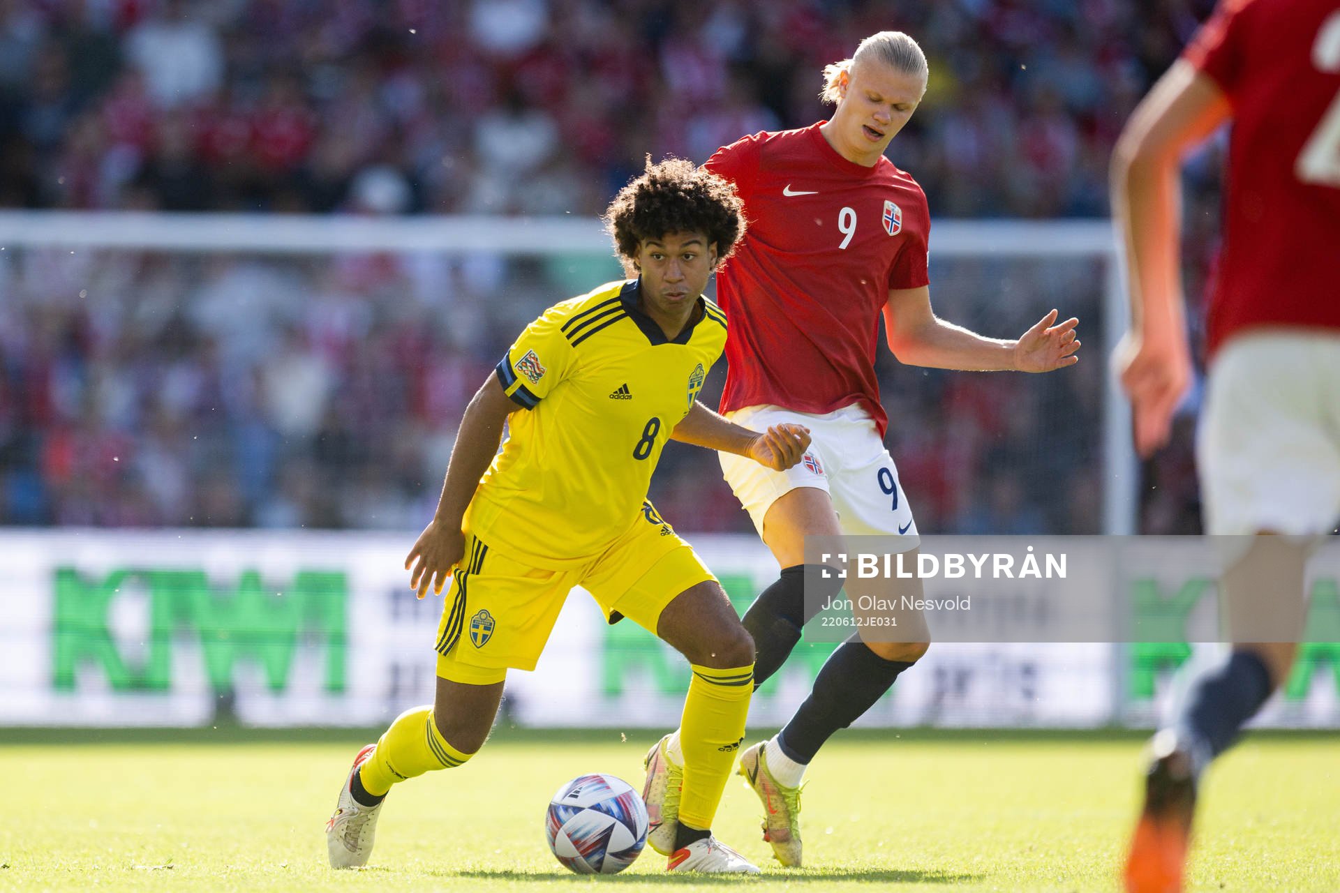Jens Cajuste of Sweden and Erling Braut Haaland of Norway