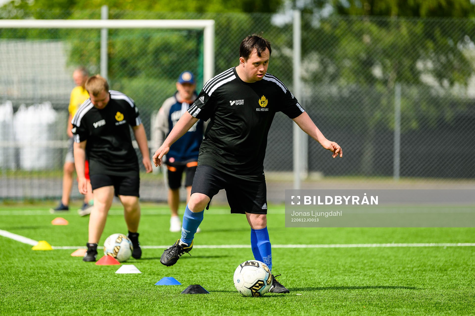 Martin Ludvigsson, Sebastian Thörn under en fotbollsträning med Växjö BKs Kul med boll-lag den 12 juni 2022 i Växjö. 