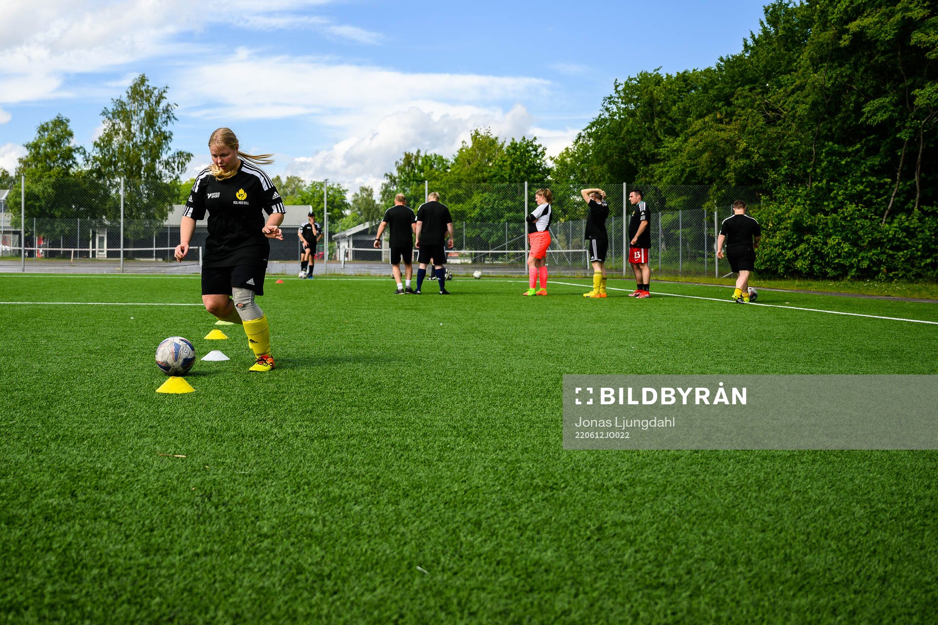Spelare och ledare under en fotbollsträning med Växjö BKs Kul med boll-lag den 12 juni 2022 i Växjö. 