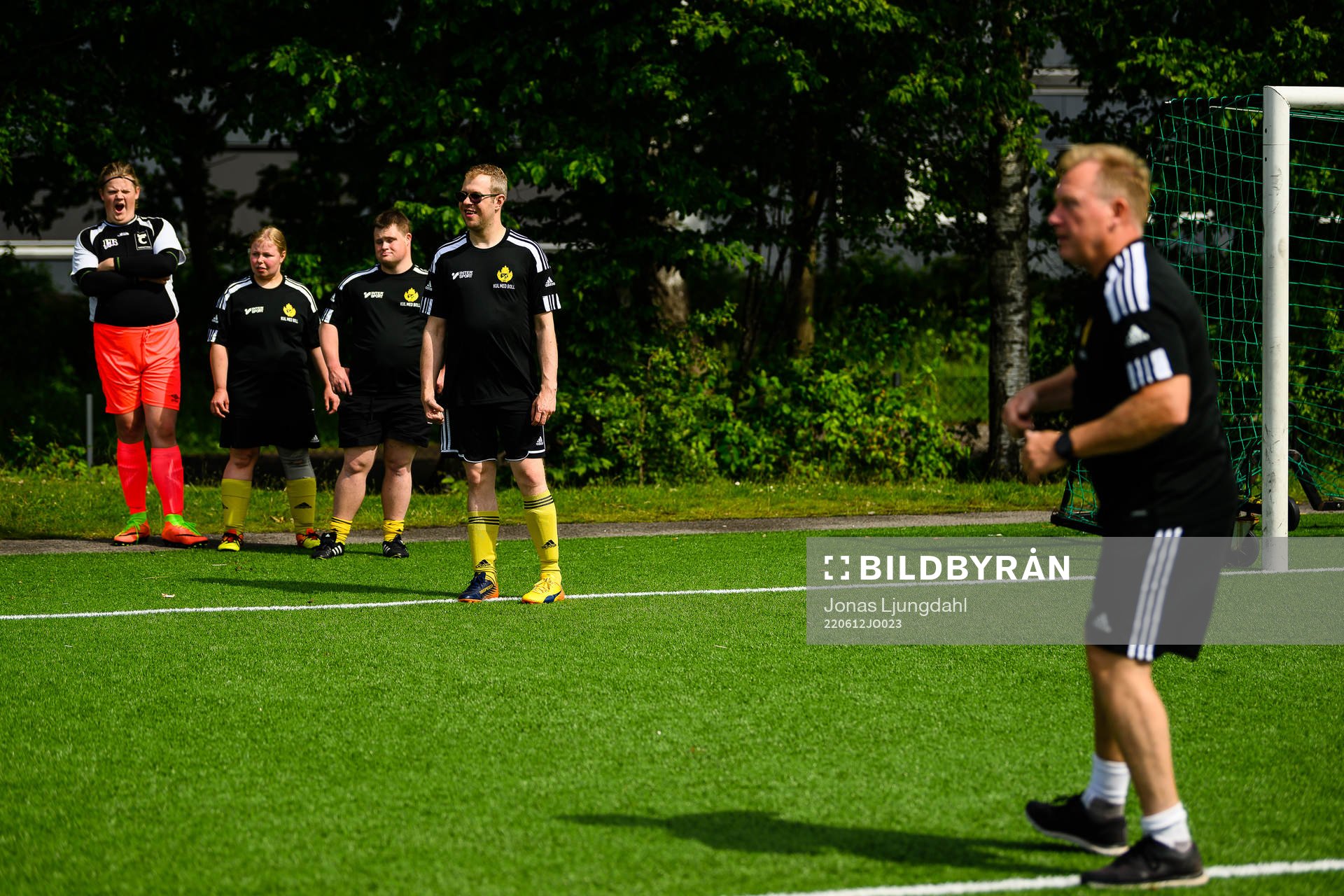 Spelare och ledare under en fotbollsträning med Växjö BKs Kul med boll-lag den 12 juni 2022 i Växjö. 