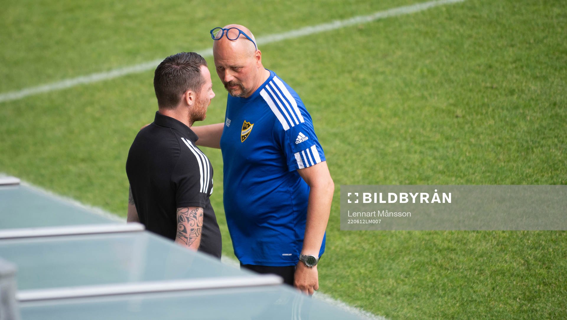 IFK Hässleholms tränarduo Johan Persson och Anders Swahn i matchen i div. 2 Södra Götaland mellan Kristianstads FC och IFK Hässleholm i Kristianstad 12 juni 2022.