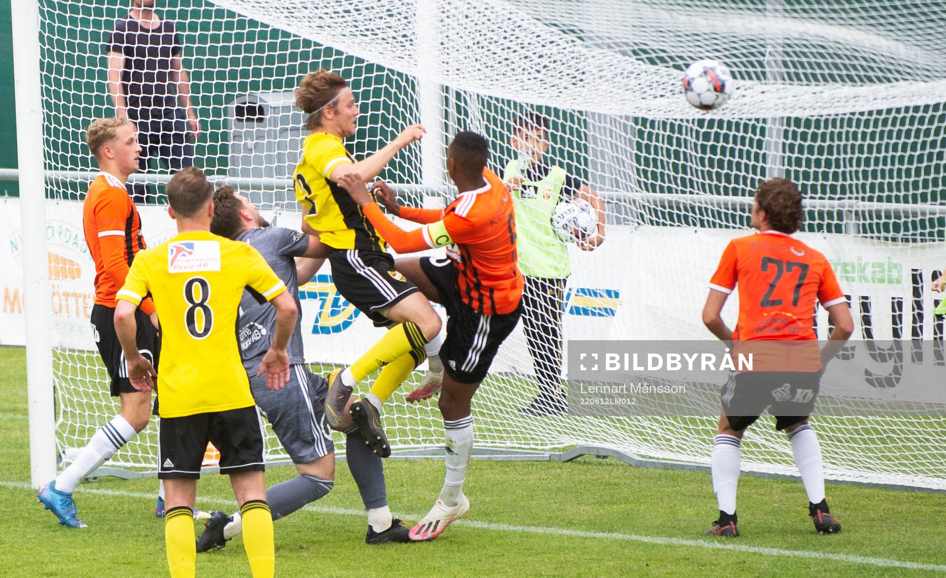 IFK Hässleholms Isaac Holmberg nickar in 1-1 i matchen i