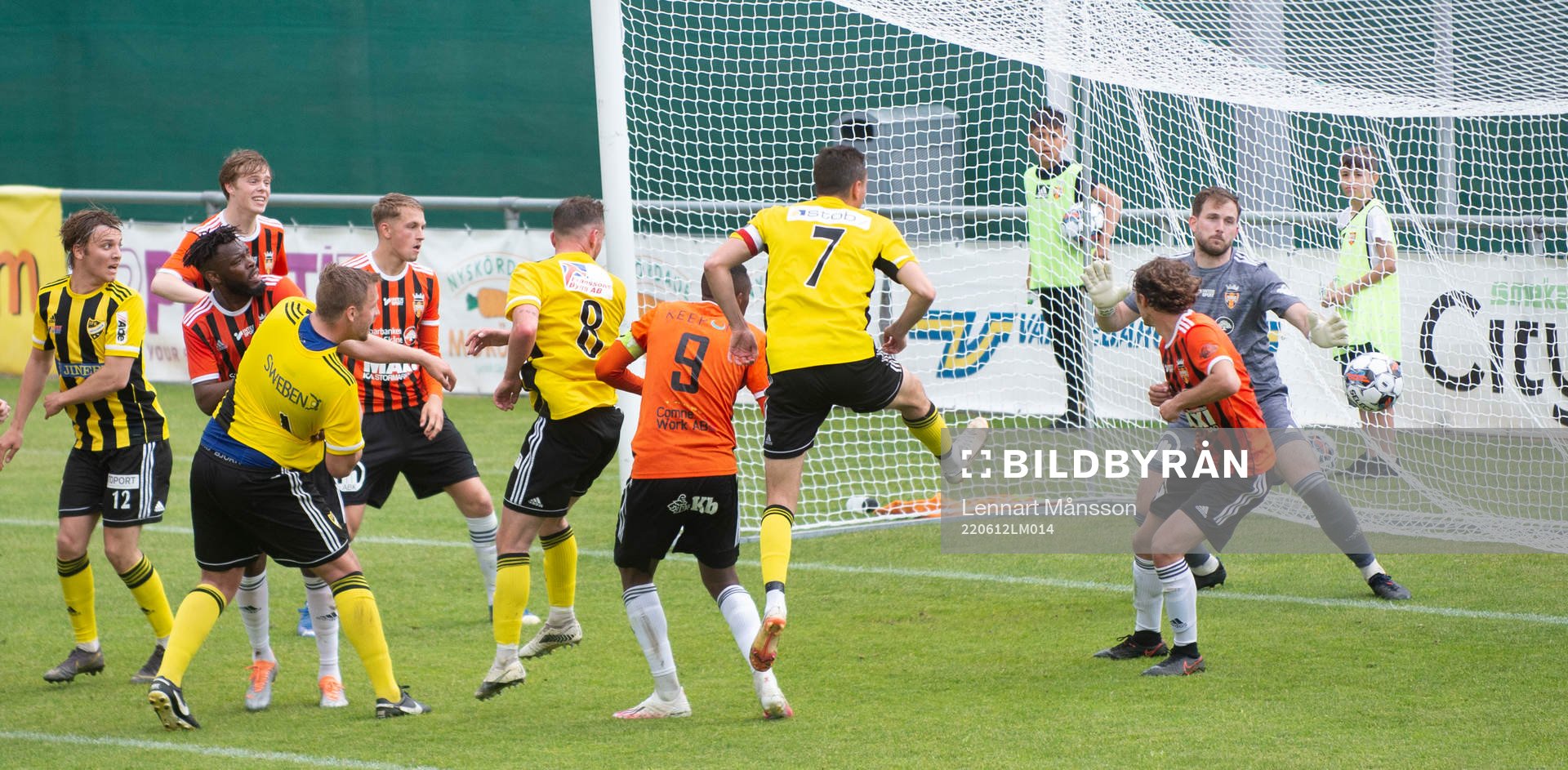 IFK Hässleholms Ludvig Hegdal nickar in kvitteringen i