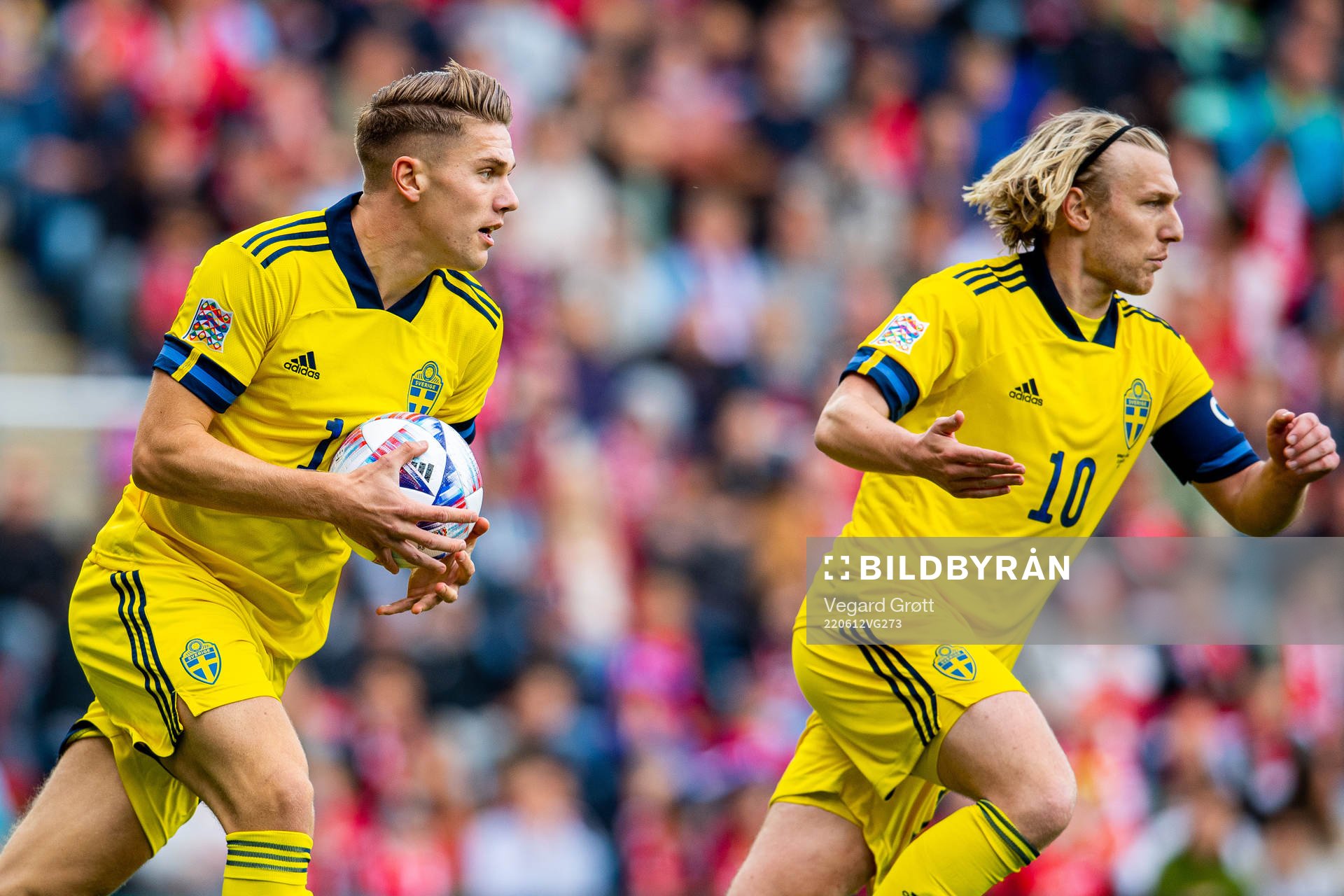 Viktor Gyökeres and Emil Forsberg of Sweden celebrate
