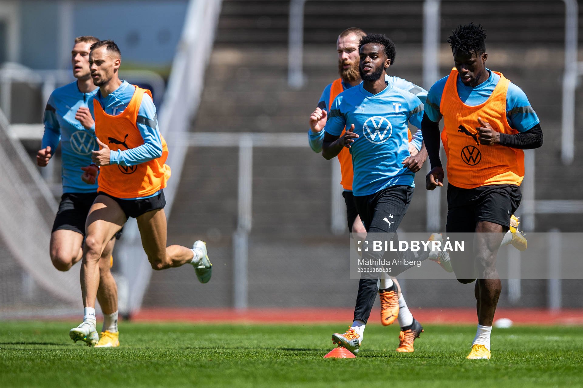 Veljko Birmancevic, Mubaarak Nuh och Malik Abubakari under en träning med Malmö FF den 13 juni 2022 i Malmö. 
