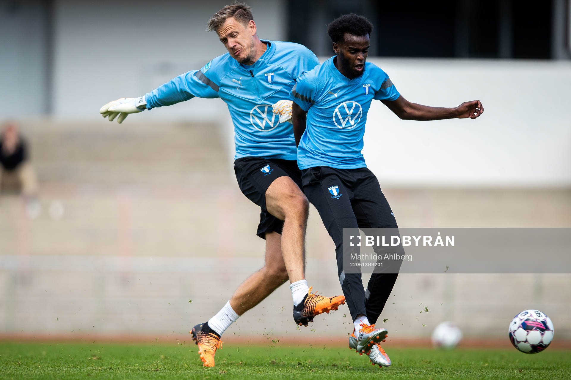 Målvakt Johan Dahlin och Mubaarak Nuh