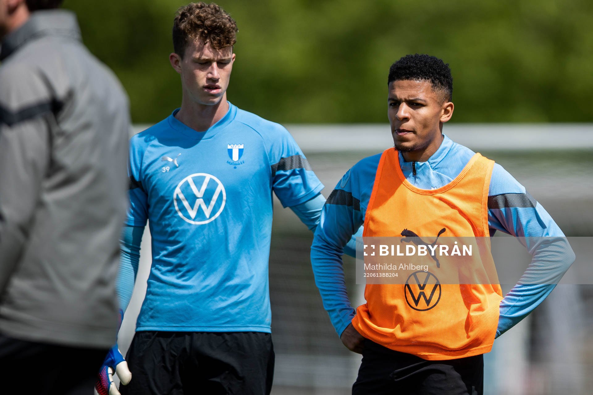 Målvakt Viktor Andersson och Romain Gall under en träning med Malmö FF den 13 juni 2022 i Malmö. 