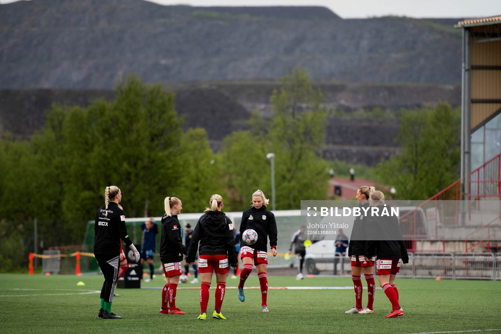 Piteås spelare värmer upp innan fotbollsmatchen i Damallsvenskan mellan Piteå och Djurgården den 13 juni 2022 i Kiruna. 