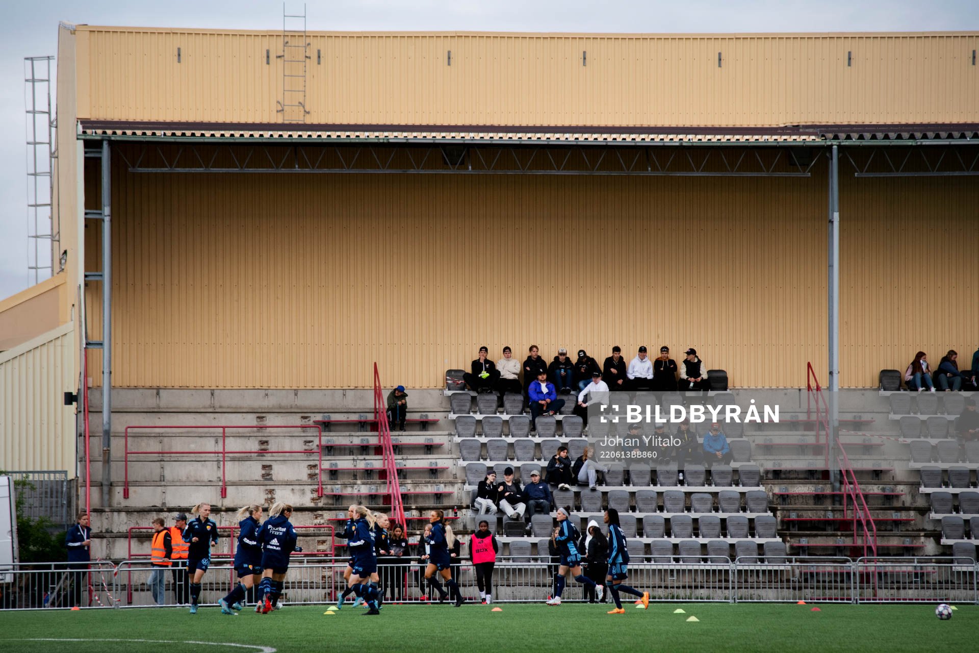 Djurgårdens spelare värmer upp innan fotbollsmatchen i