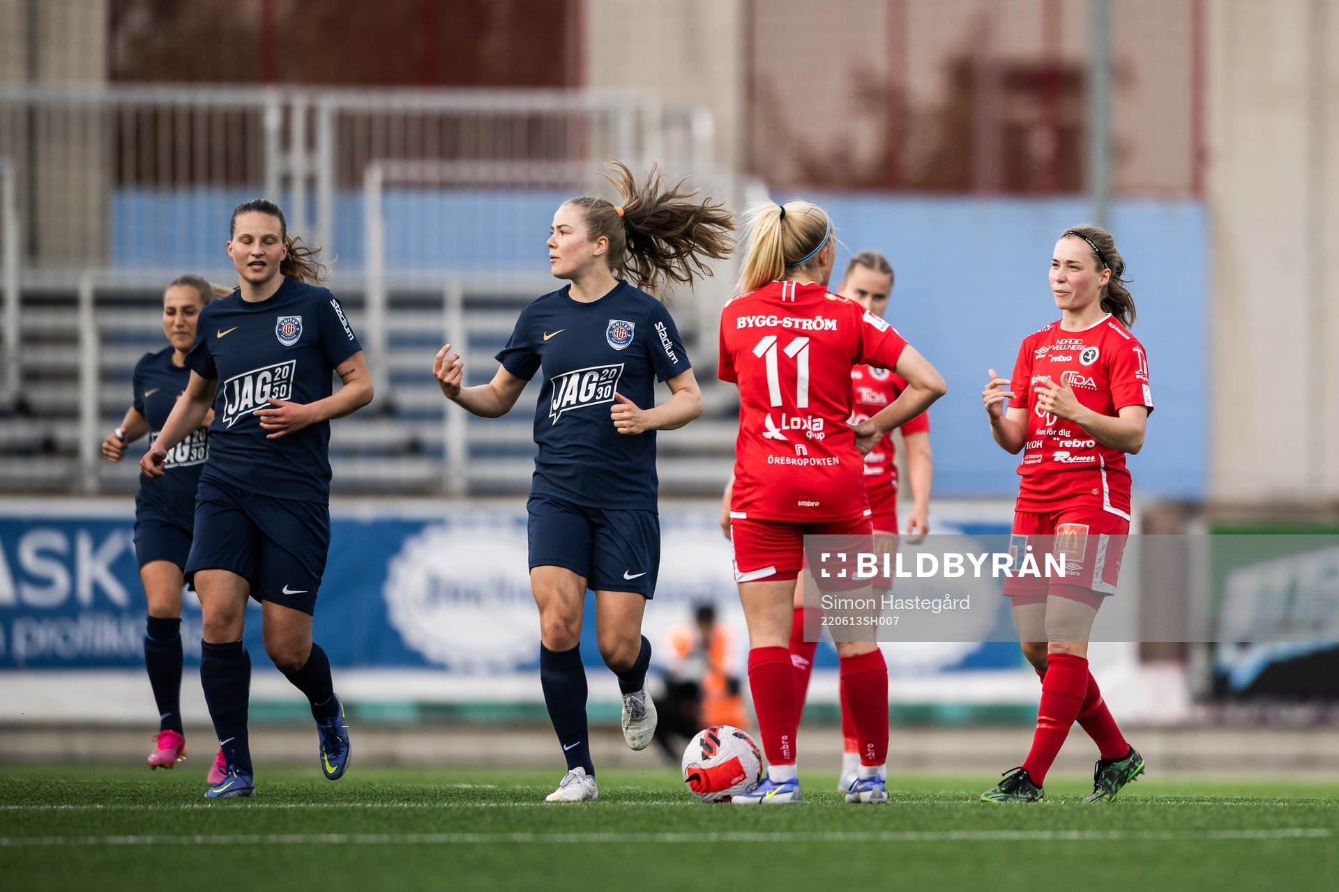 Örebros Katie Lockwood och Heidi Kollanen deppar