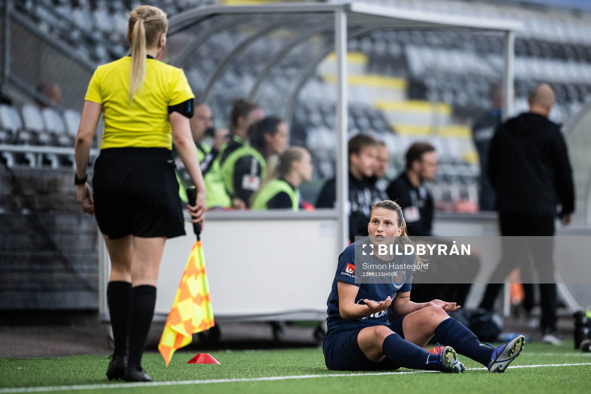 Eskilstuna Uniteds Elise Stenevik reagerar mot linjedomaren