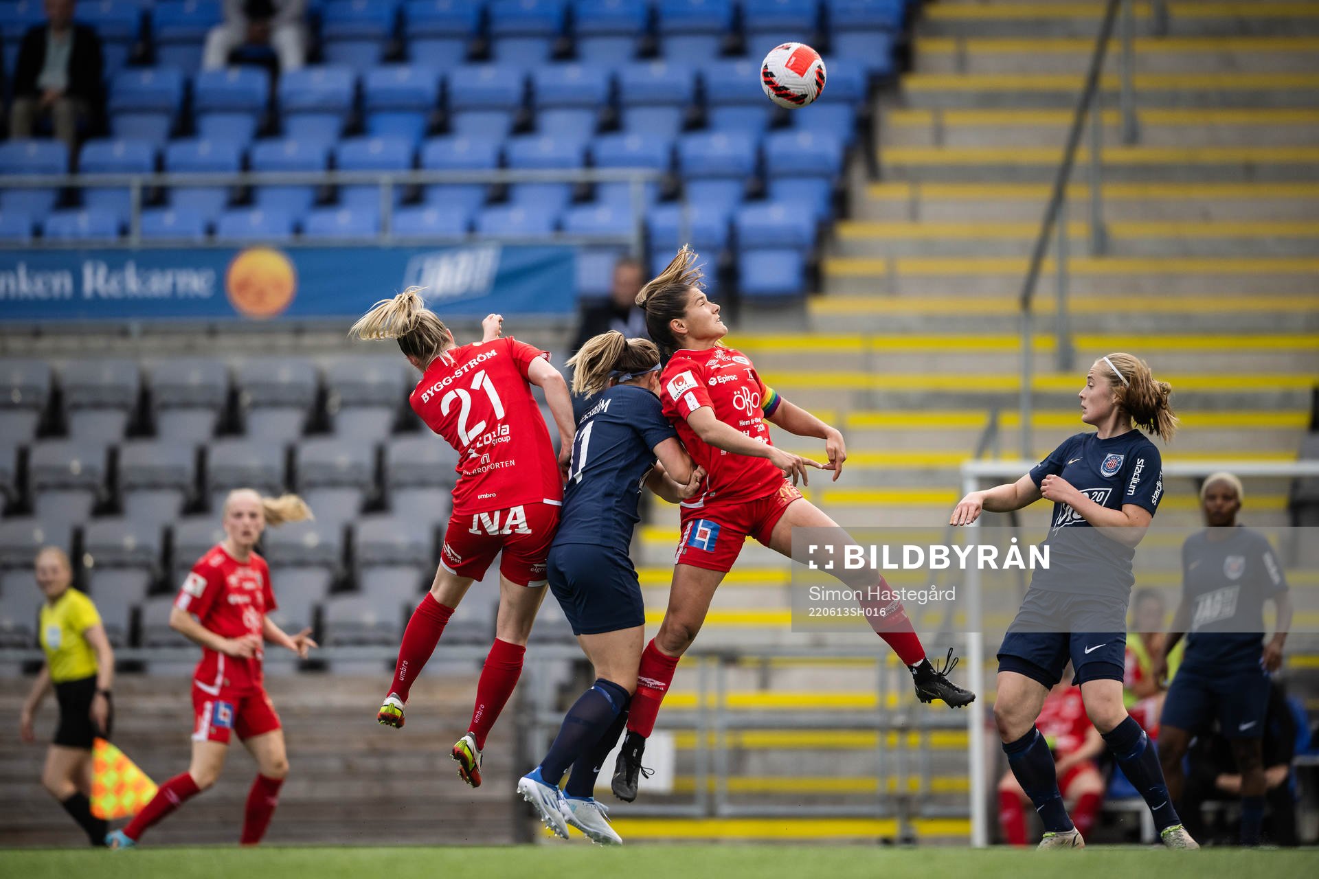 Örebros Berglind Ros Augustdottir och Carly Wickenheiser