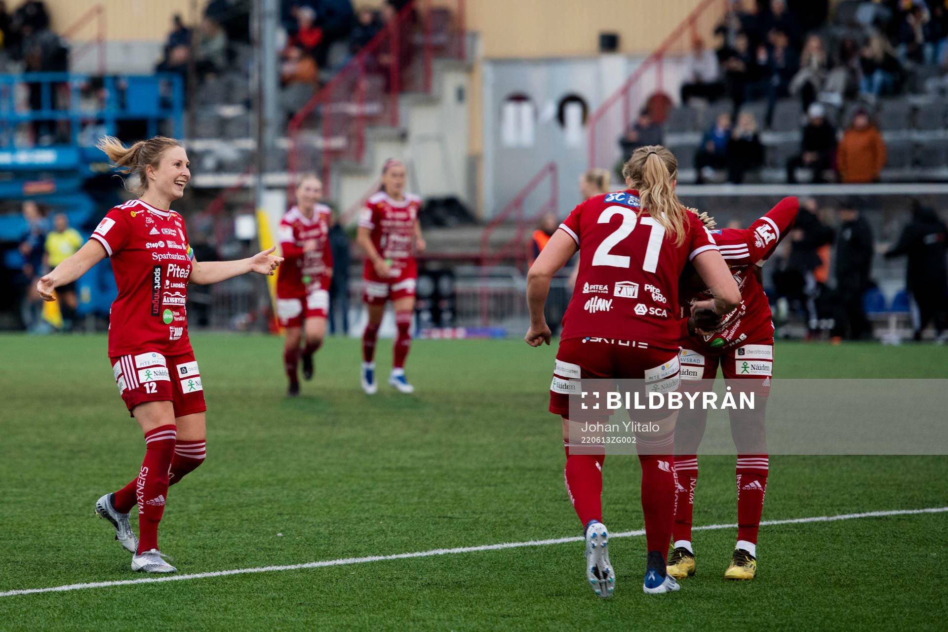 Piteås Hanna Andersson och Hlin Eiriksdottir jublar under fotbollsmatchen i Damallsvenskan mellan Piteå och Djurgården den 13 juni 2022 i Kiruna.