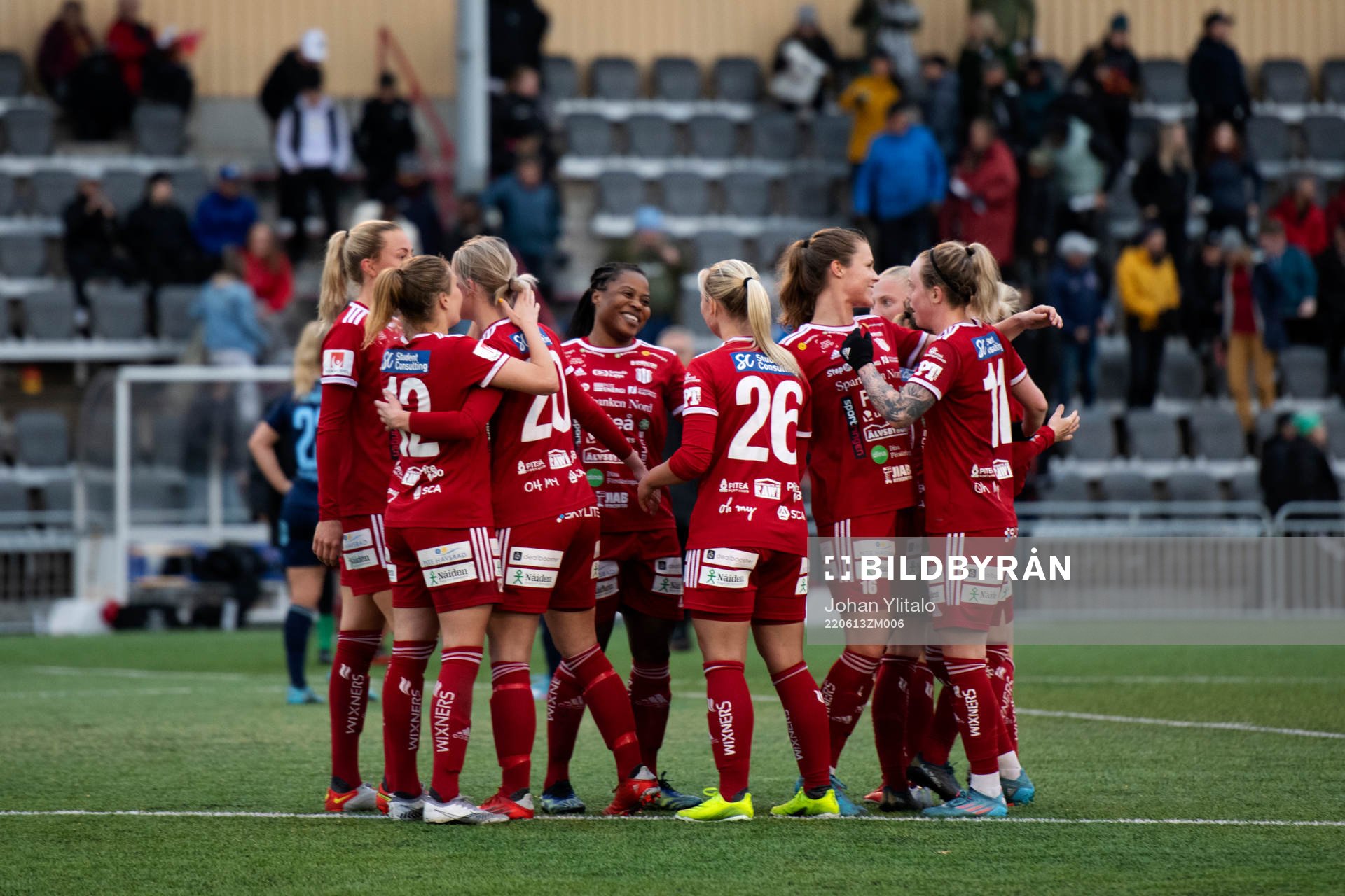 Piteås spelare jublar under fotbollsmatchen i Damallsvenskan mellan Piteå och Djurgården den 13 juni 2022 i Kiruna. 