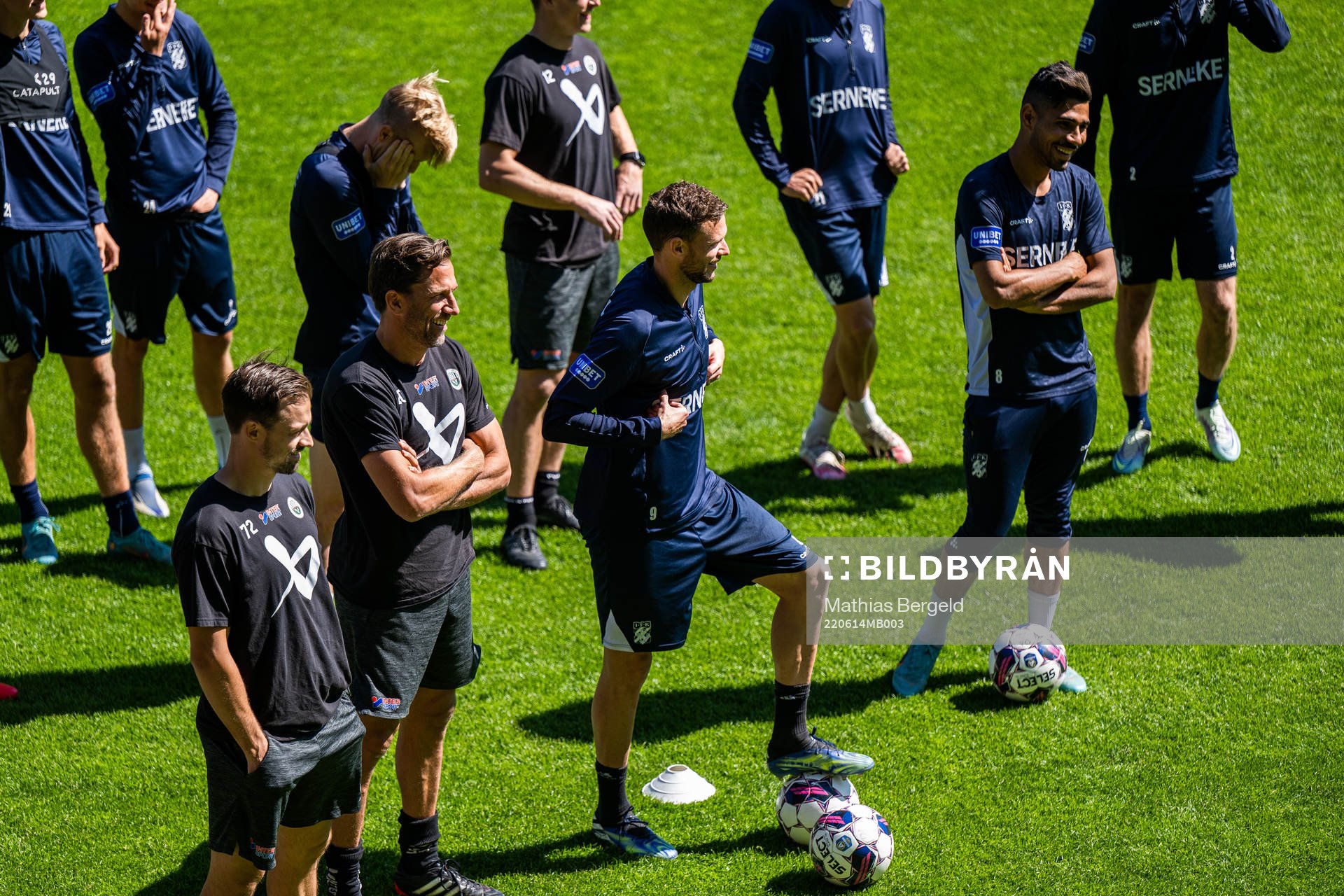 Frölundas Patrik Carlsson och Joel Lundqvist med IFK Göteborgs Marcus Berg och Hosam Aiesh under en fotbollsträning den 14 juni 2022 i Göteborg.