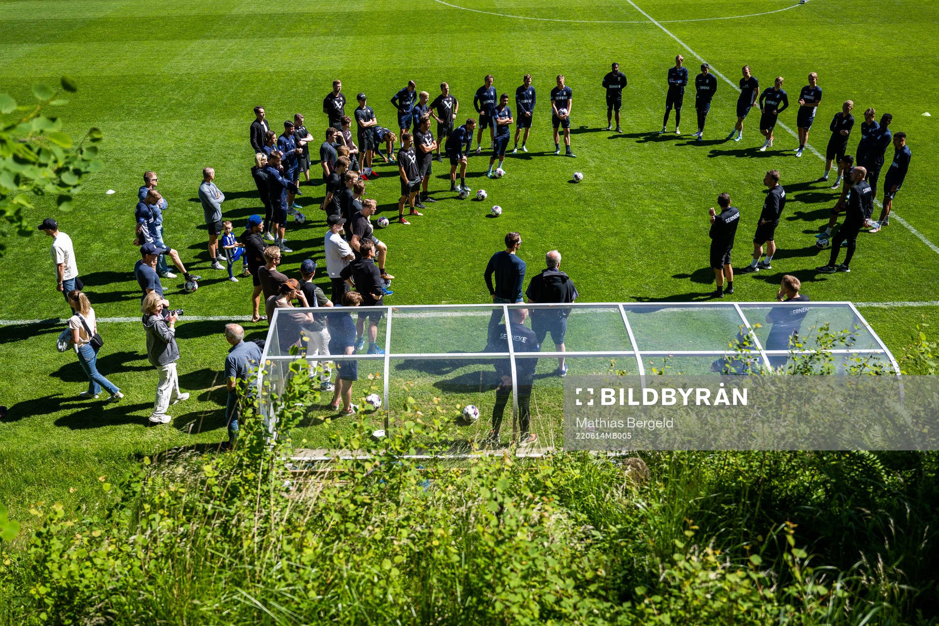 IFK Göteborgs och Frölundas spelare samlade under en fotbollsträning den 14 juni 2022 i Göteborg. 