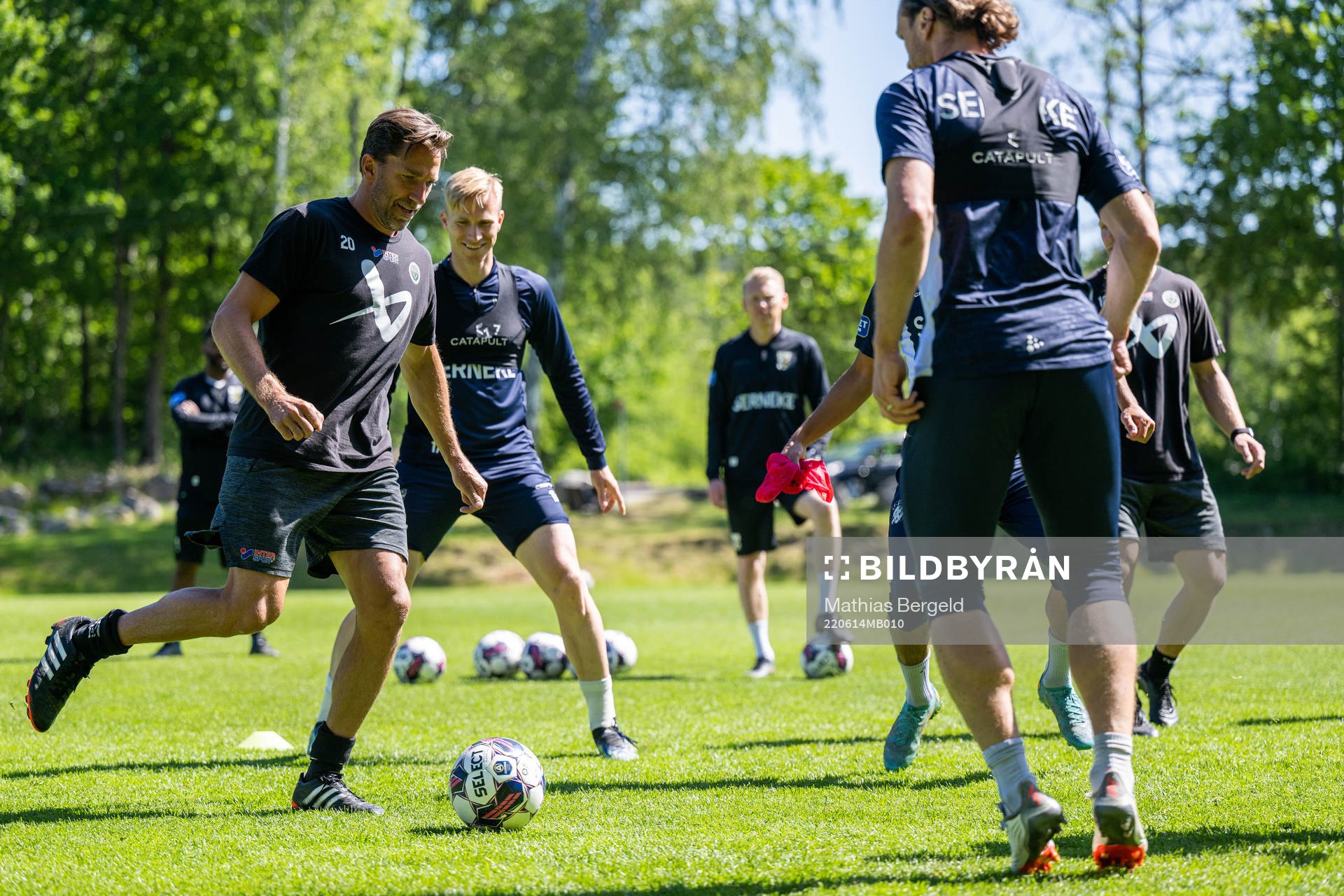 Frölundas Joel Lundqvist och IFK Göteborgs Oscar Wendt under en fotbollsträning den 14 juni 2022 i Göteborg. 
