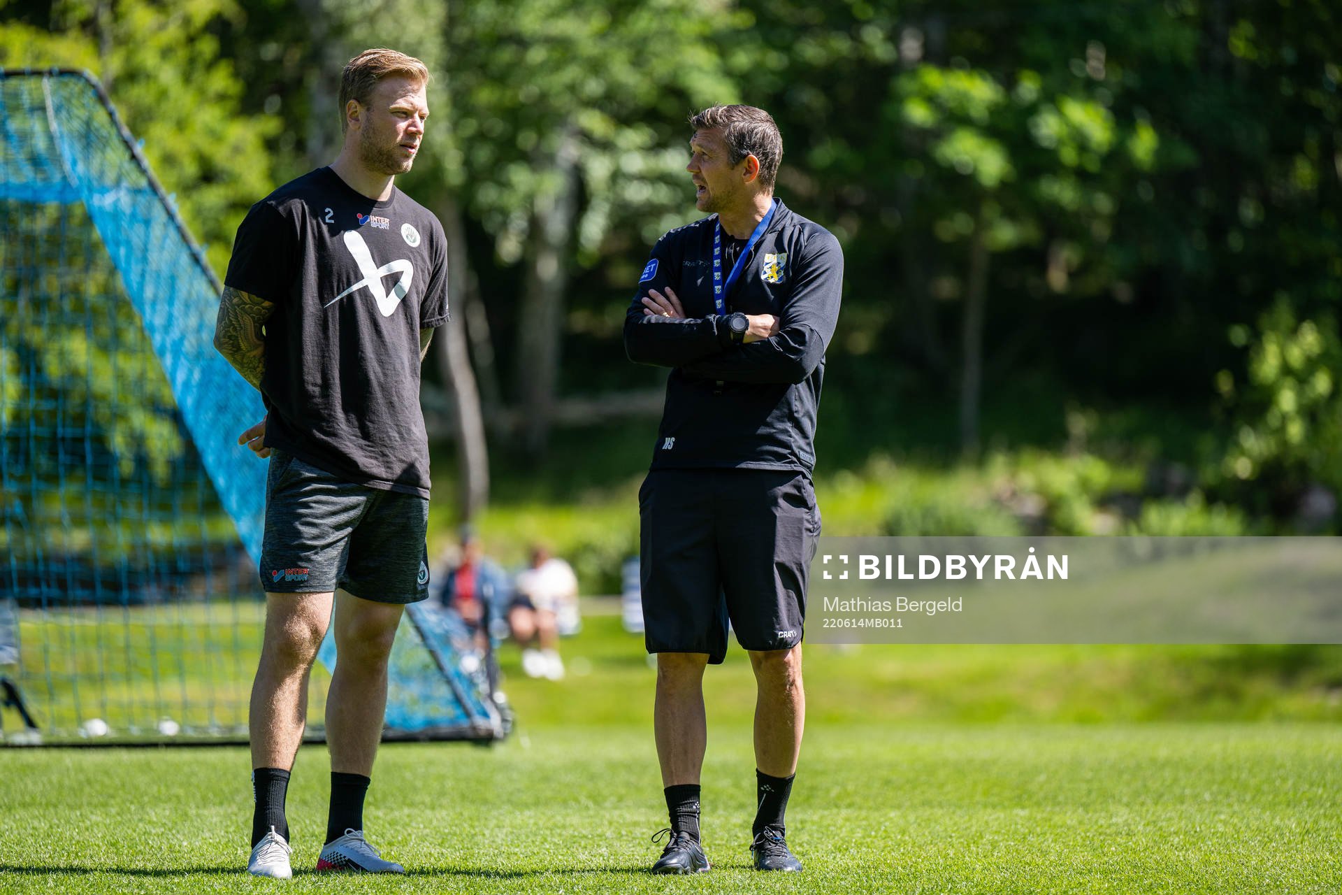 Frölundas Christian Folin och IFK Göteborgs assisterande tränare Hannes Stiller under en fotbollsträning den 14 juni 2022 i Göteborg.