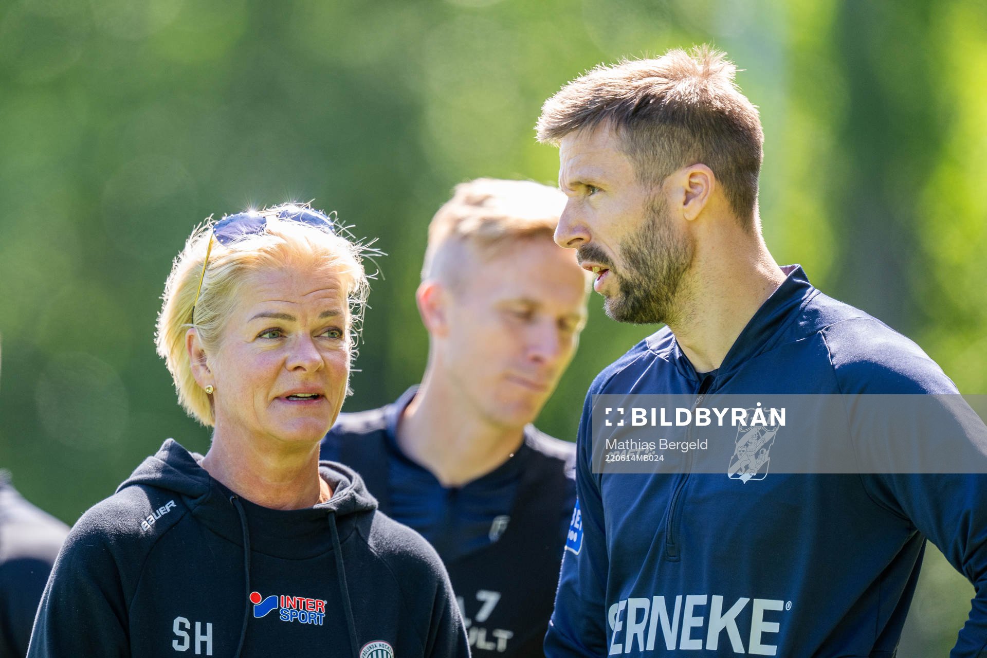 Frölundas rehabkoordinator Stina Hedin och IFK Göteborgs Mattias Bjärsmyr under en fotbollsträning den 14 juni 2022 i Göteborg. 