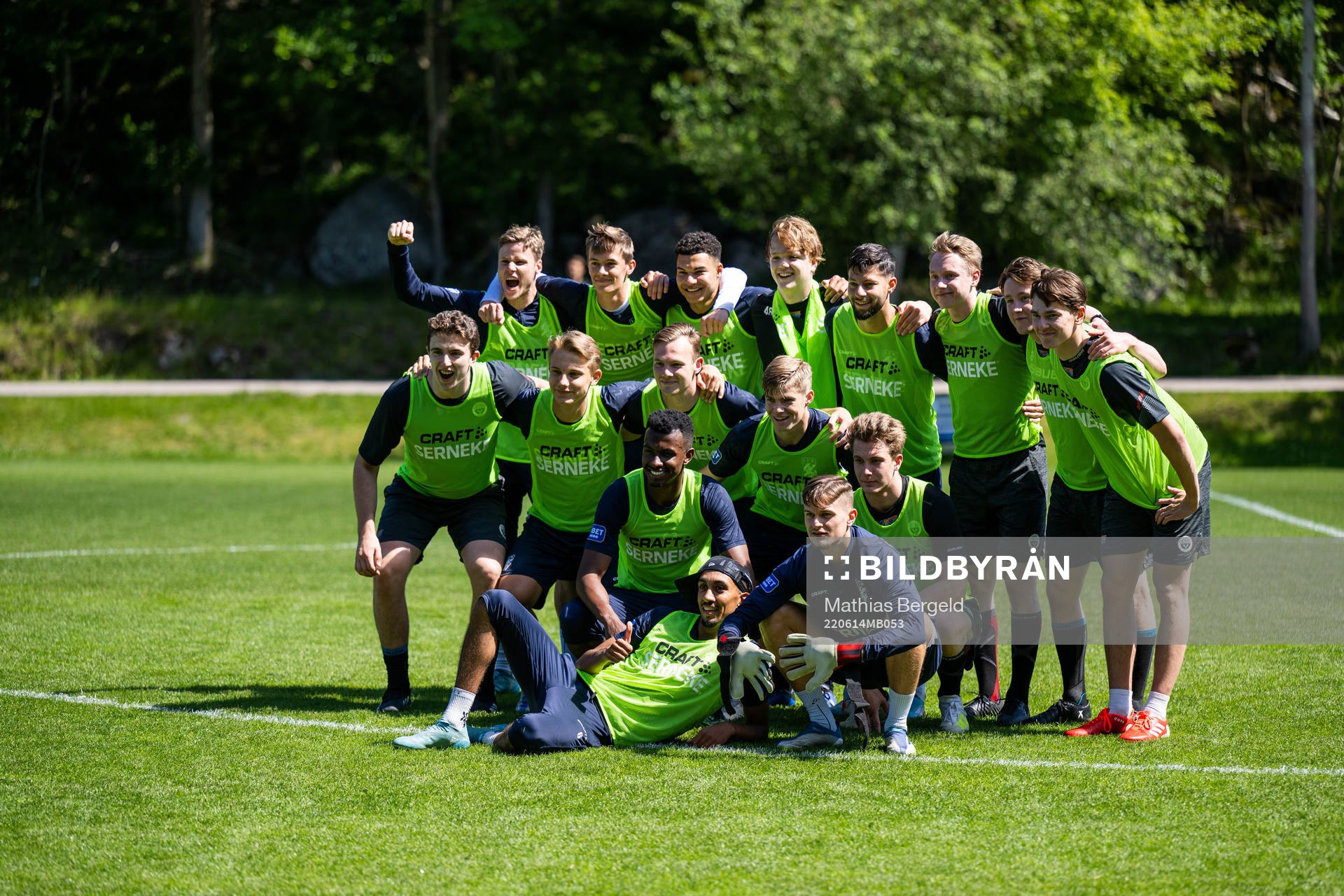 Vinnande laget jublar under en fotbollsträning med IFK Göteborg och Frölunda den 14 juni 2022 i Göteborg. 