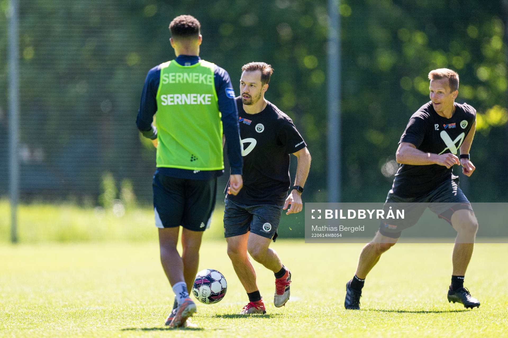 Frölundas Patrik Carlsson och Max Friberg under en fotbollsträning den 14 juni 2022 i Göteborg. 