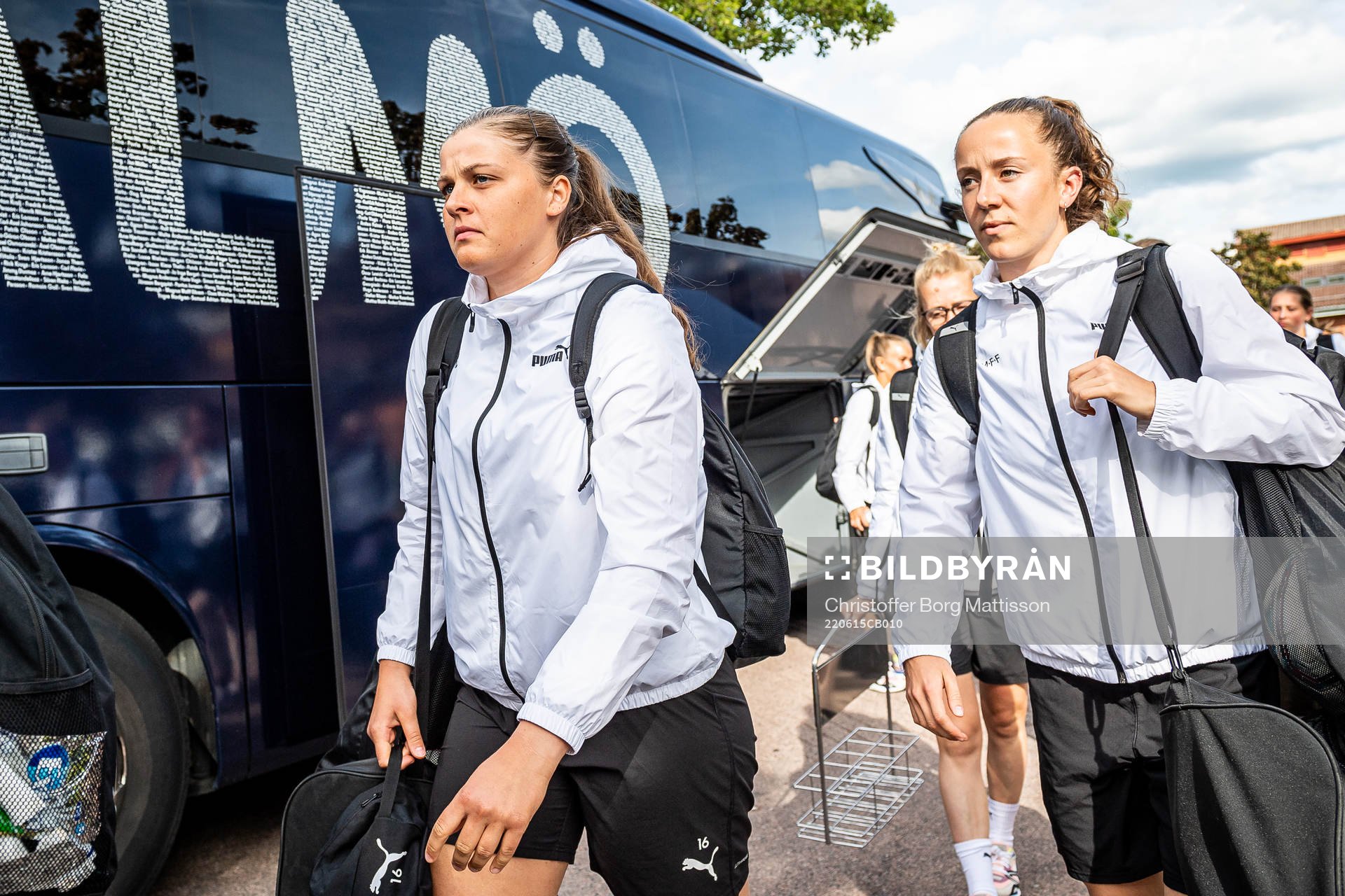 Malmö FFs målvakt Vera Ejlertsson och Anna Plantin inför kvartsfinalen i Distriktsmästerskapet i fotboll mellan Södra Sandby och Malmö FF den 15 juni 2022 i Södra Sandby.