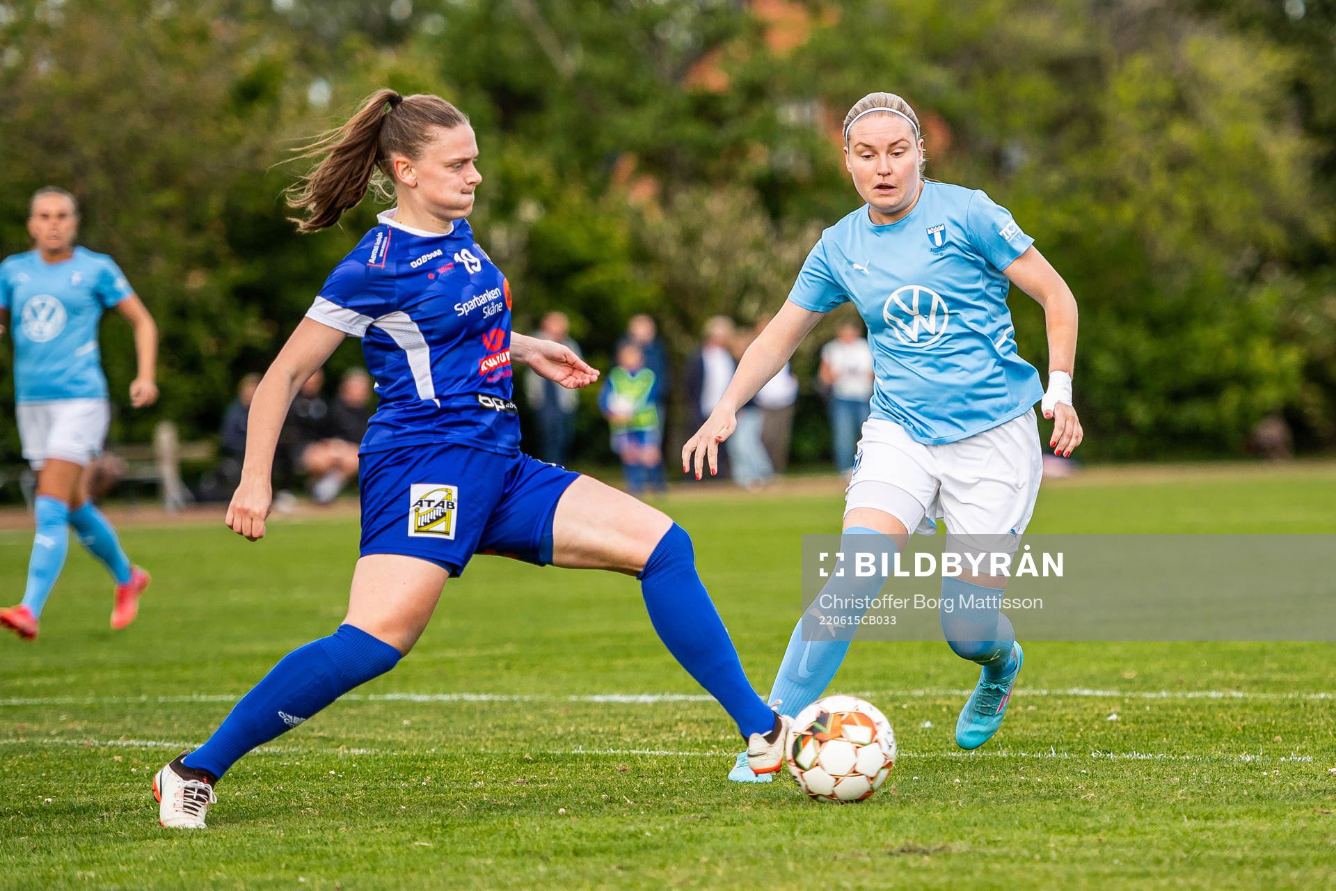 Södra Sandbys Rebecka Persson och Malmö FFs Rebecka Holm