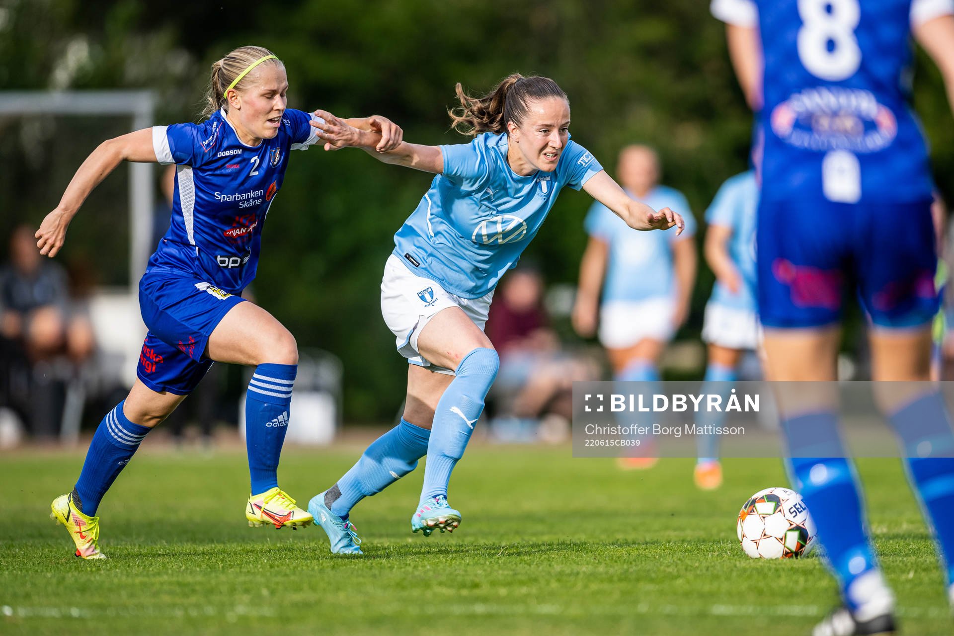 Södra Sandbys Ida Garmfors och Malmö FFs Anna Plantin under kvartsfinalen i Distriktsmästerskapet i fotboll mellan Södra Sandby och Malmö FF den 15 juni 2022 i Södra Sandby.