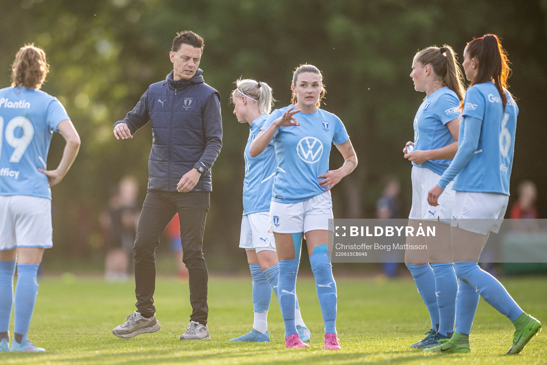 Malmö FFs tränare Fredrik Jahnfors instruerar spelarna