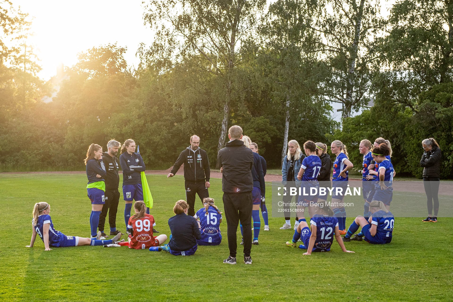 Södra Sandbys tränare Otto Persson samlar spelarna