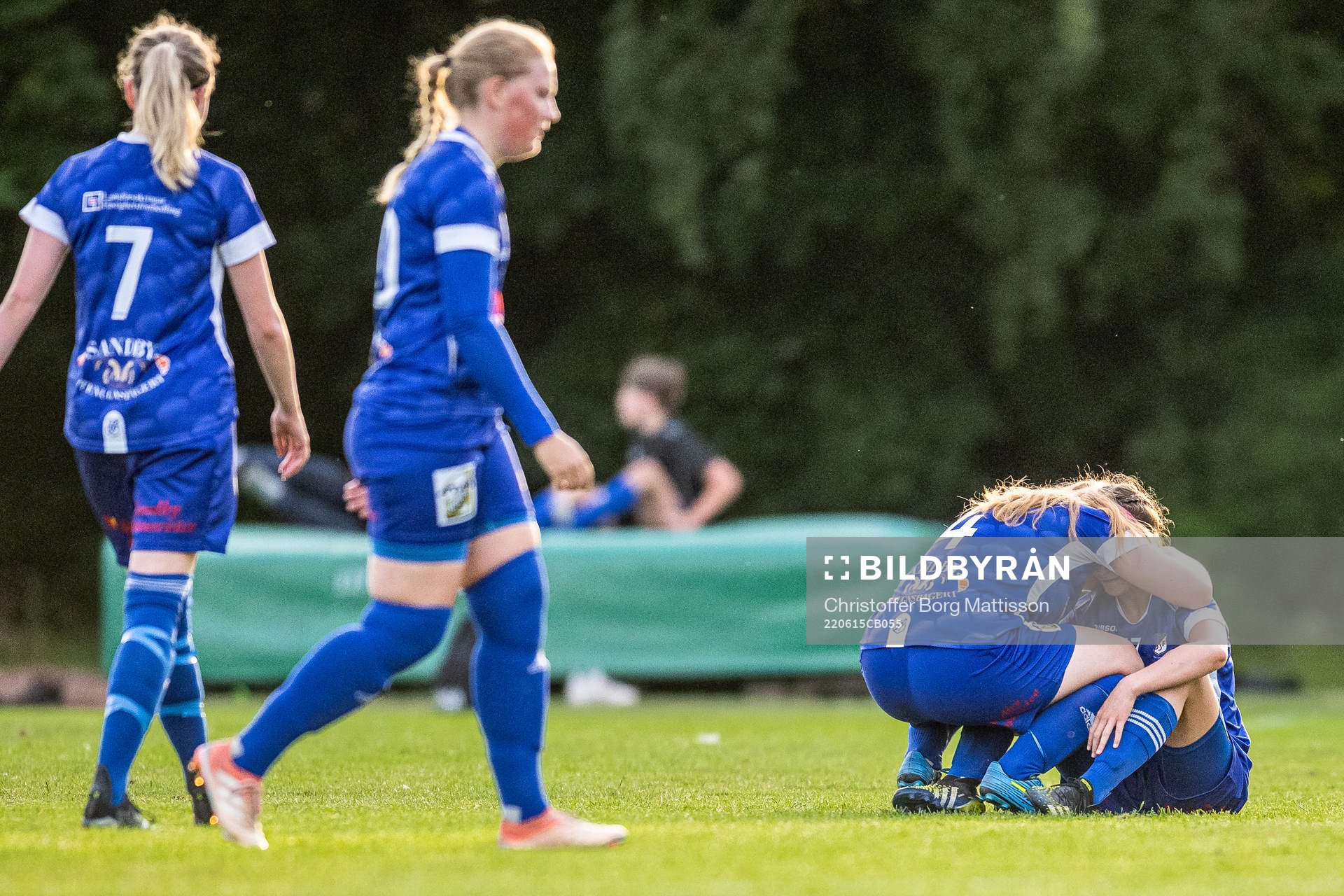 Södra Sandbys Erica Persson Welin tröstas av lagkamrater