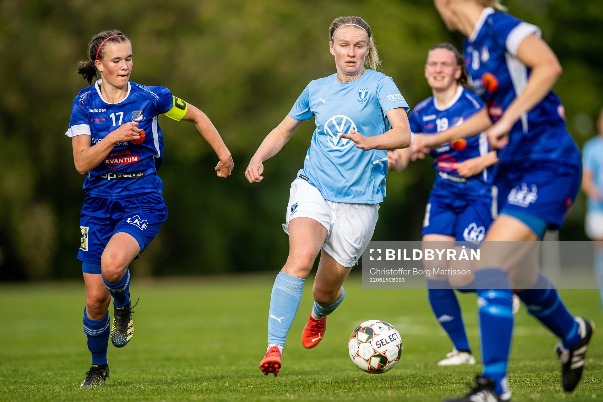 Södra Sandbys Erica Persson Welin och Malmö FFs Amanda Kander under kvartsfinalen i Distriktsmästerskapet i fotboll mellan Södra Sandby och Malmö FF den 15 juni 2022 i Södra Sandby.