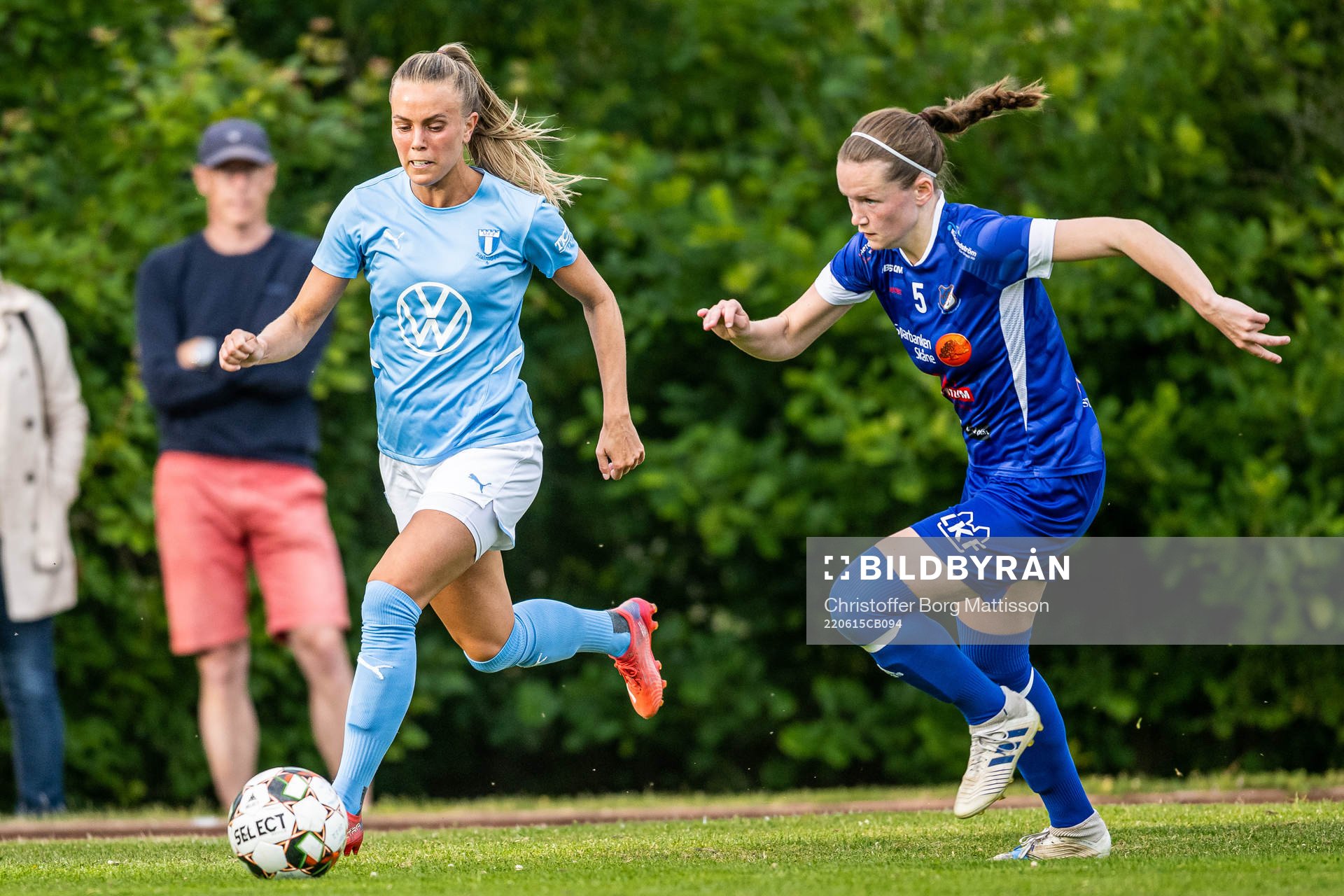Malmö FFs Elin Björklund och Södra Sandbys Agnes