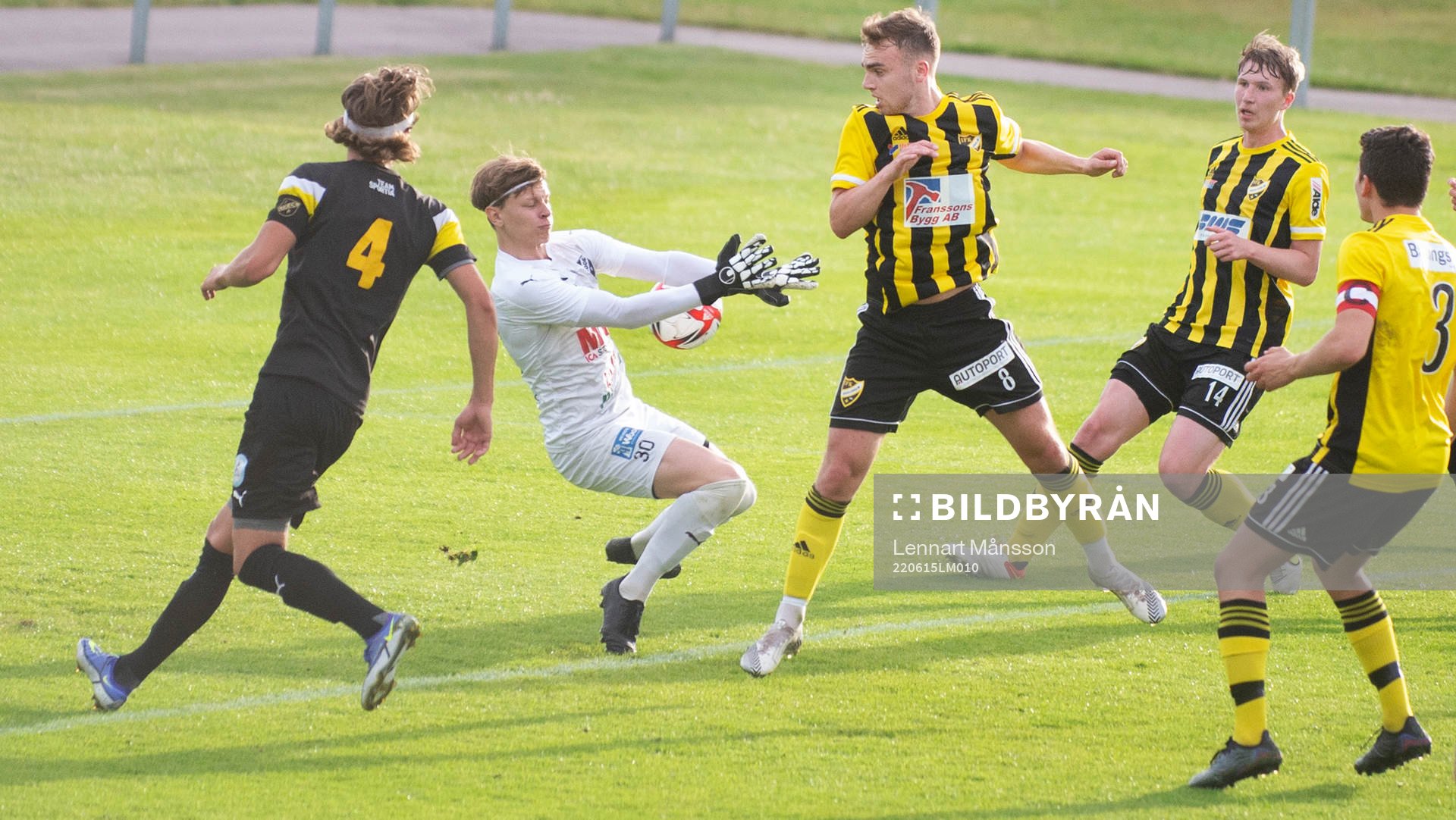 IFK Hässleholms Ludvig Hegdal nära överlista Lödde-målvakten i matchen i DM mellan IFK Hässleholm och IF Lödde i Hässleholm 15 juni 2022.
