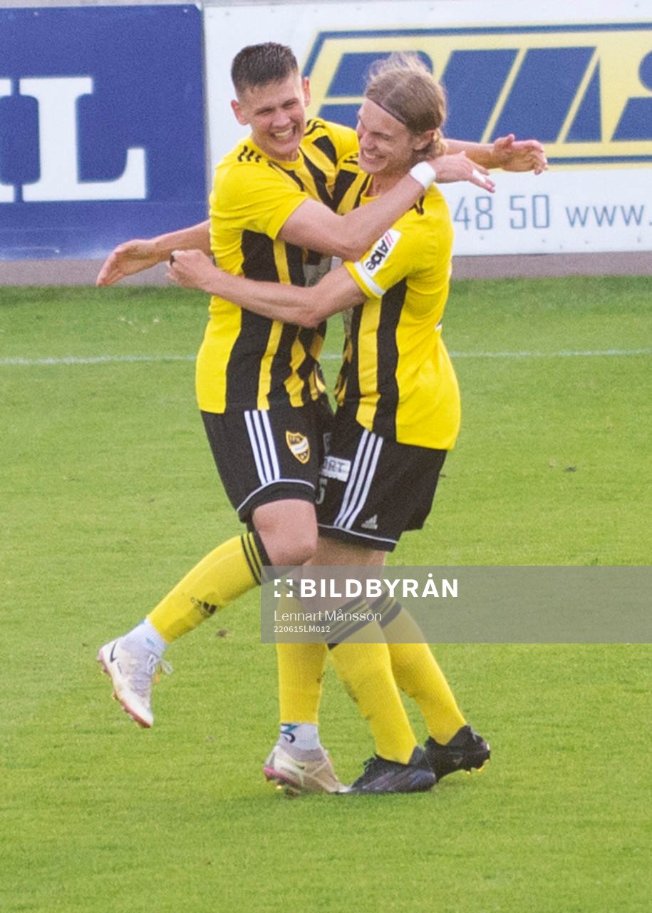 IFK Hässleholms Victor Ahlgren och Teo Helm jublar över
