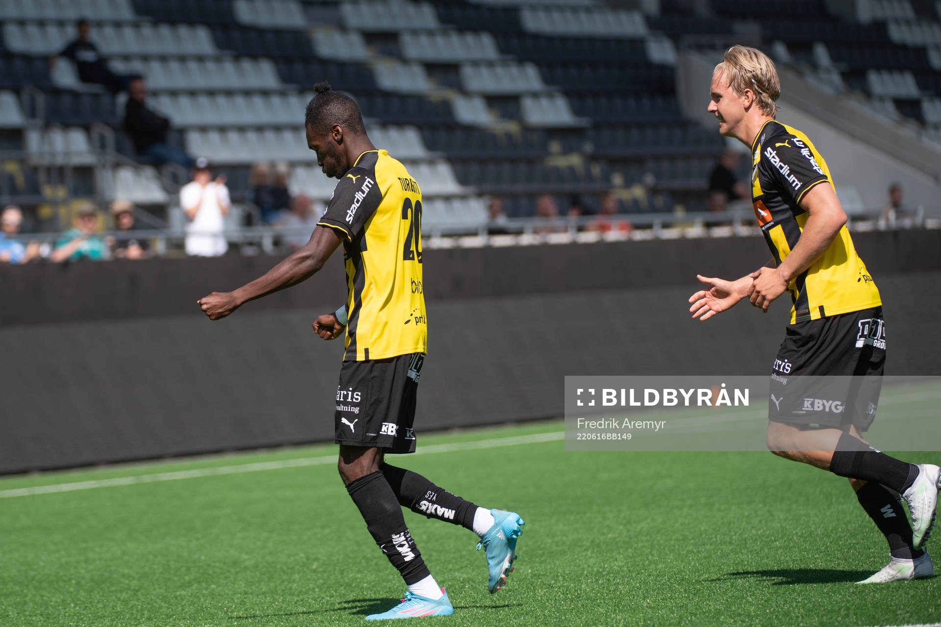 Häckens Blair Turgott (målskytt) och Sebastian Lagerlund